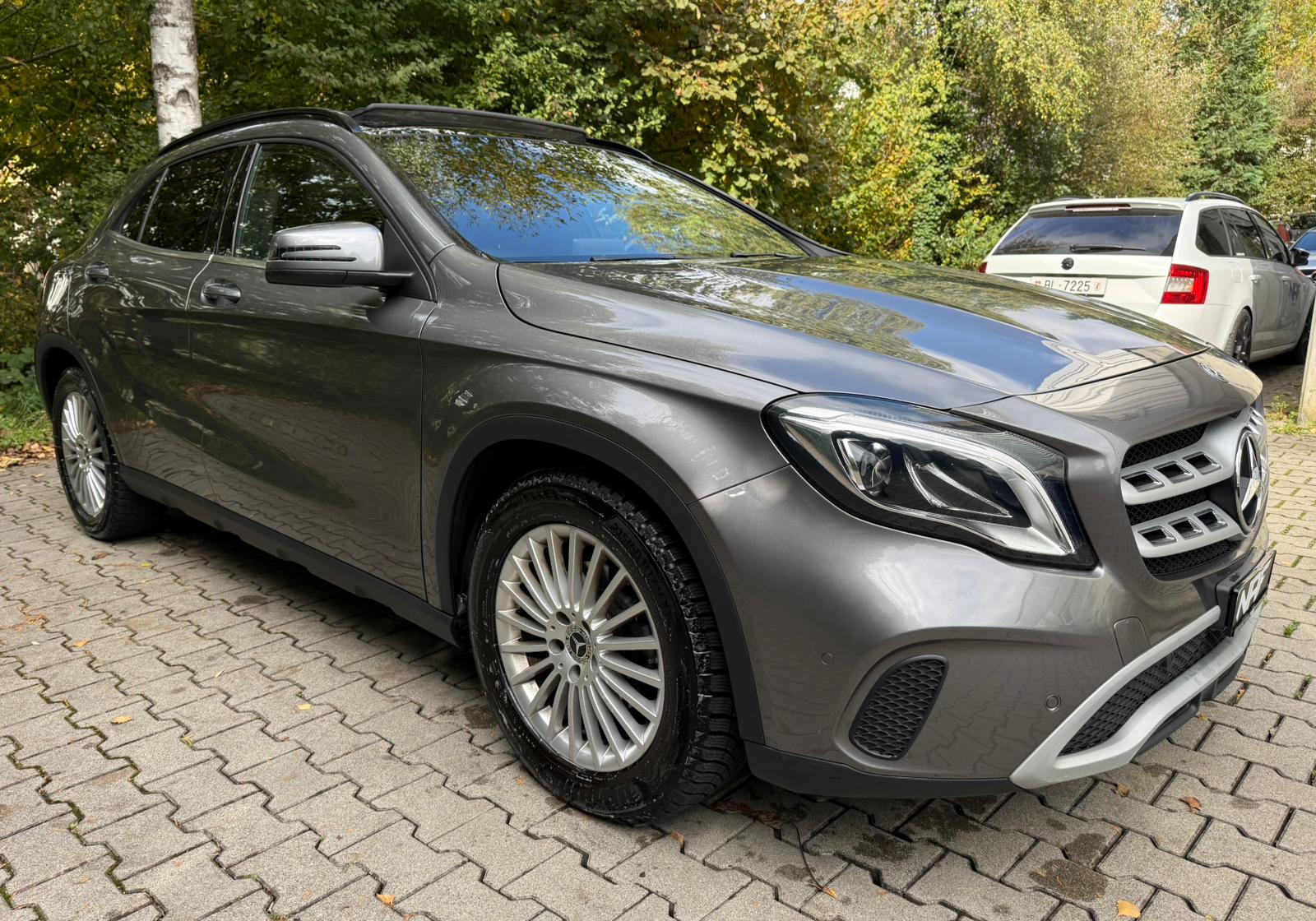 MERCEDES-BENZ GLA 200 d Swiss Star Edition Style 4Matic 7G-DCT-image-6