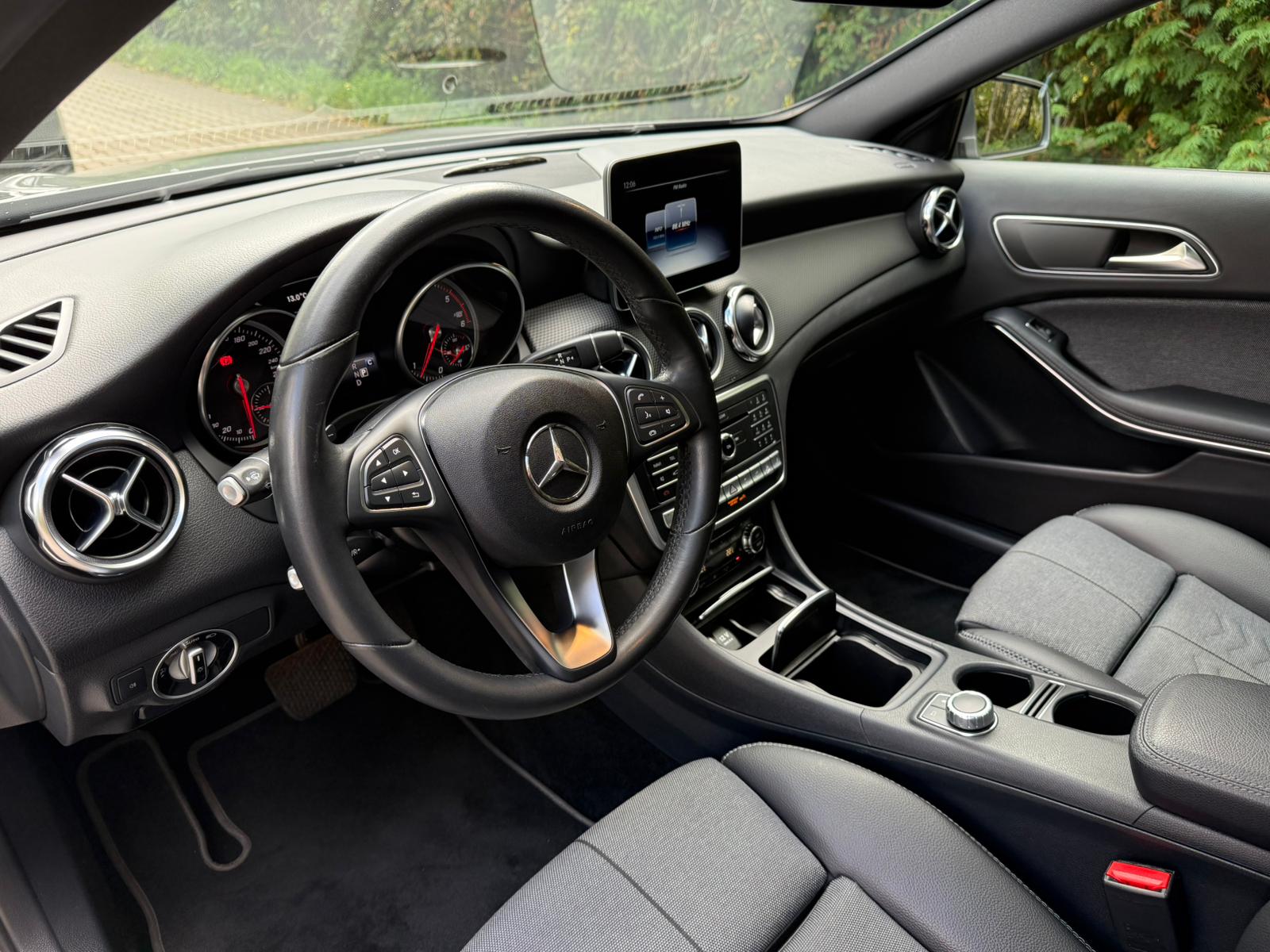 MERCEDES-BENZ GLA 200 d Swiss Star Edition Style 4Matic 7G-DCT-image-20
