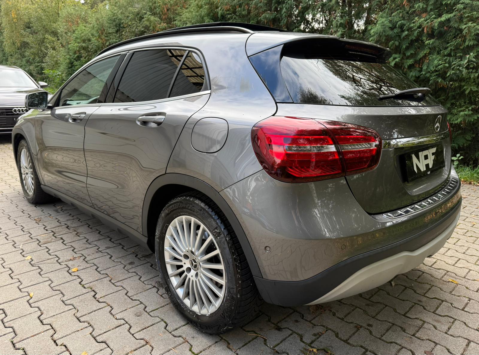 MERCEDES-BENZ GLA 200 d Swiss Star Edition Style 4Matic 7G-DCT-showroom-element-2
