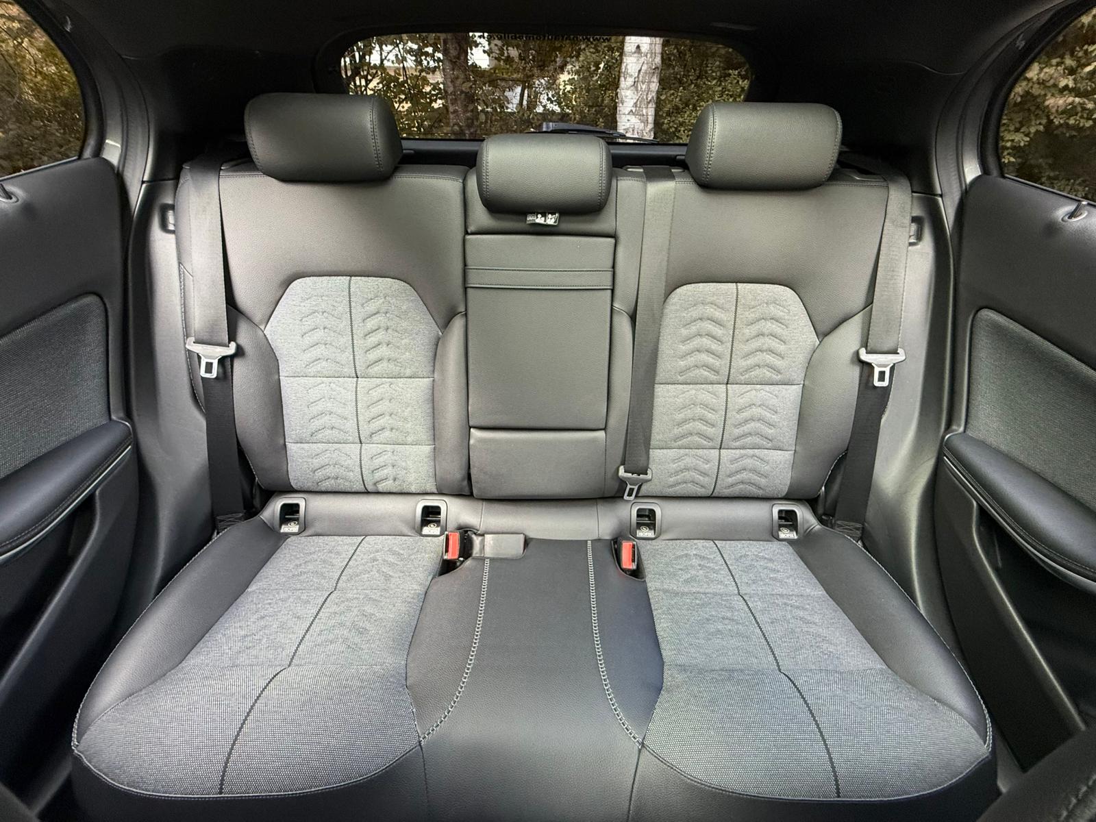 MERCEDES-BENZ GLA 200 d Swiss Star Edition Style 4Matic 7G-DCT-image-12