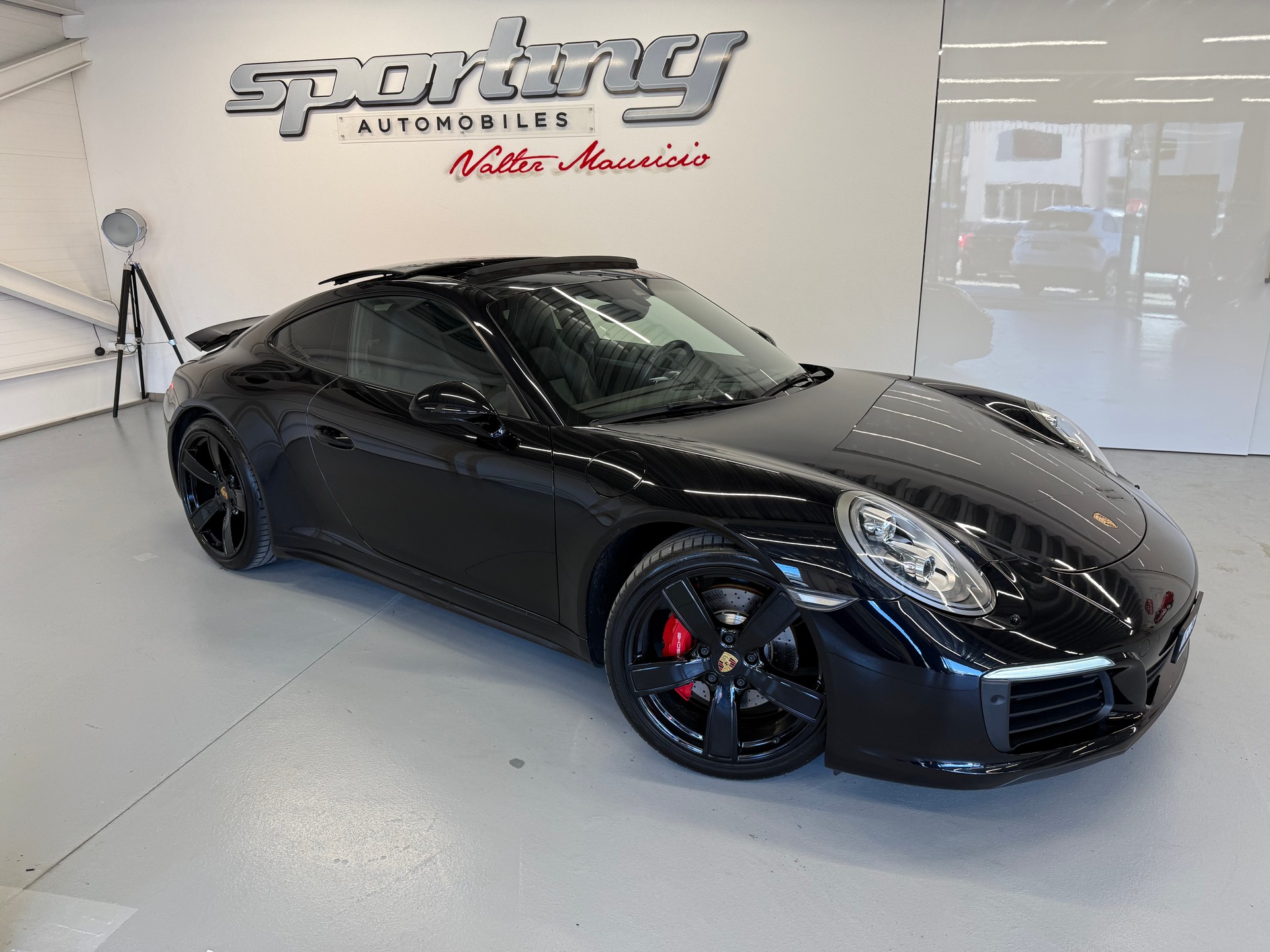 PORSCHE 911 Carrera 4S PDK fulls black modèle 2017-showroom-element-1