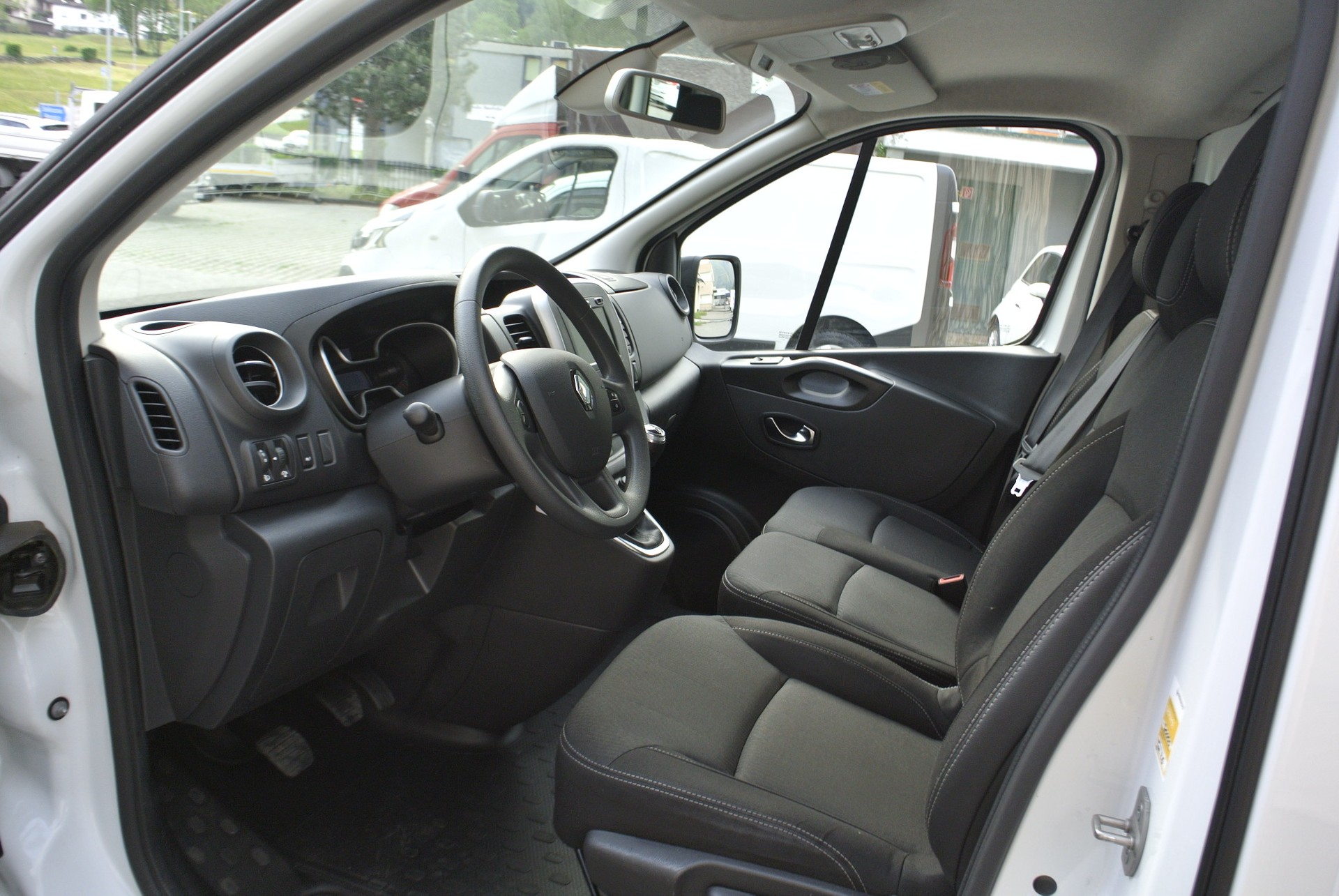 RENAULT Trafic 2.0 Energy dCi 120 3.5t Business L2H1-image-10
