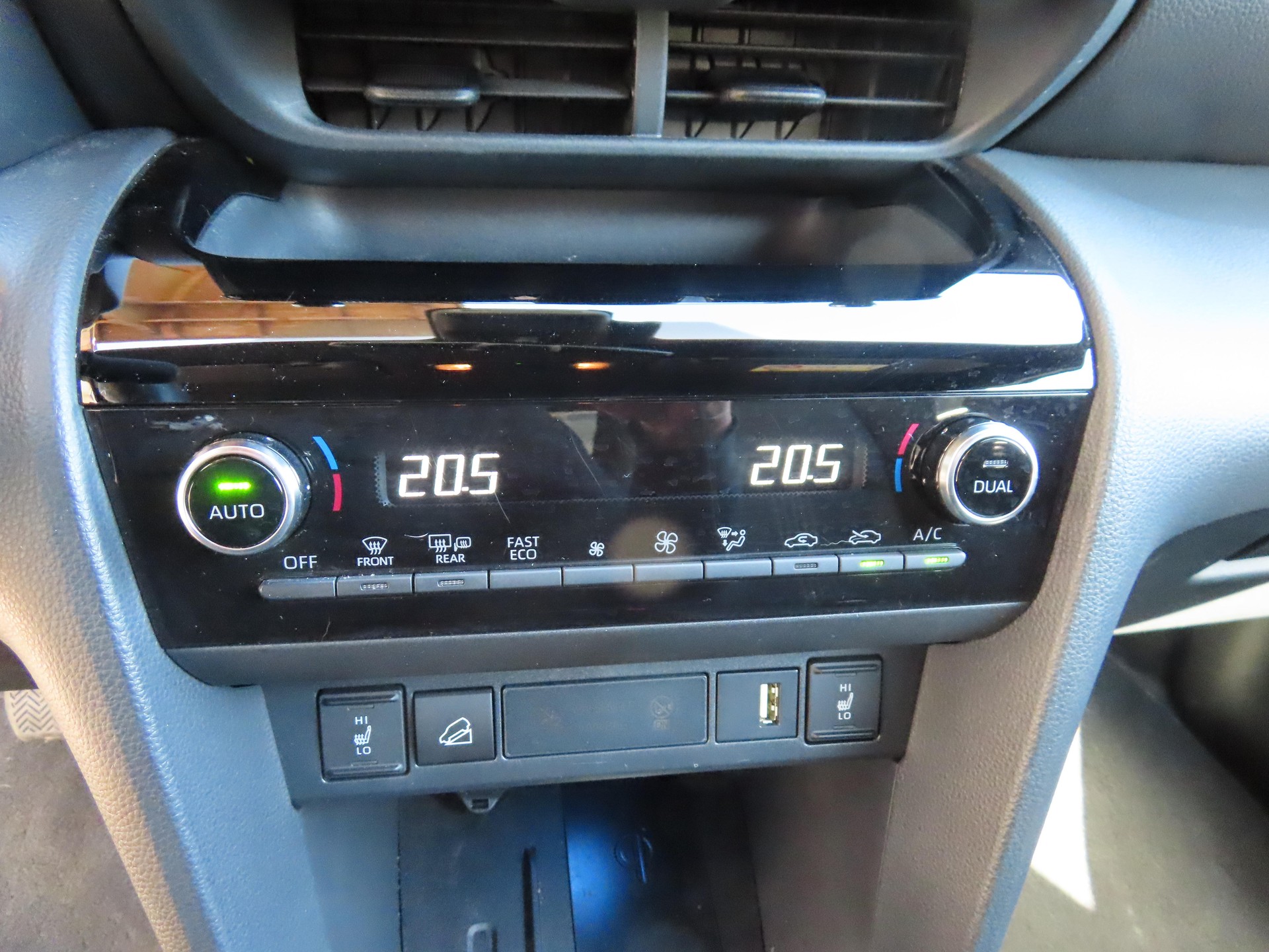 TOYOTA Yaris Cross 1.5 VVT-i HSD Adventure AWD-i-image-9