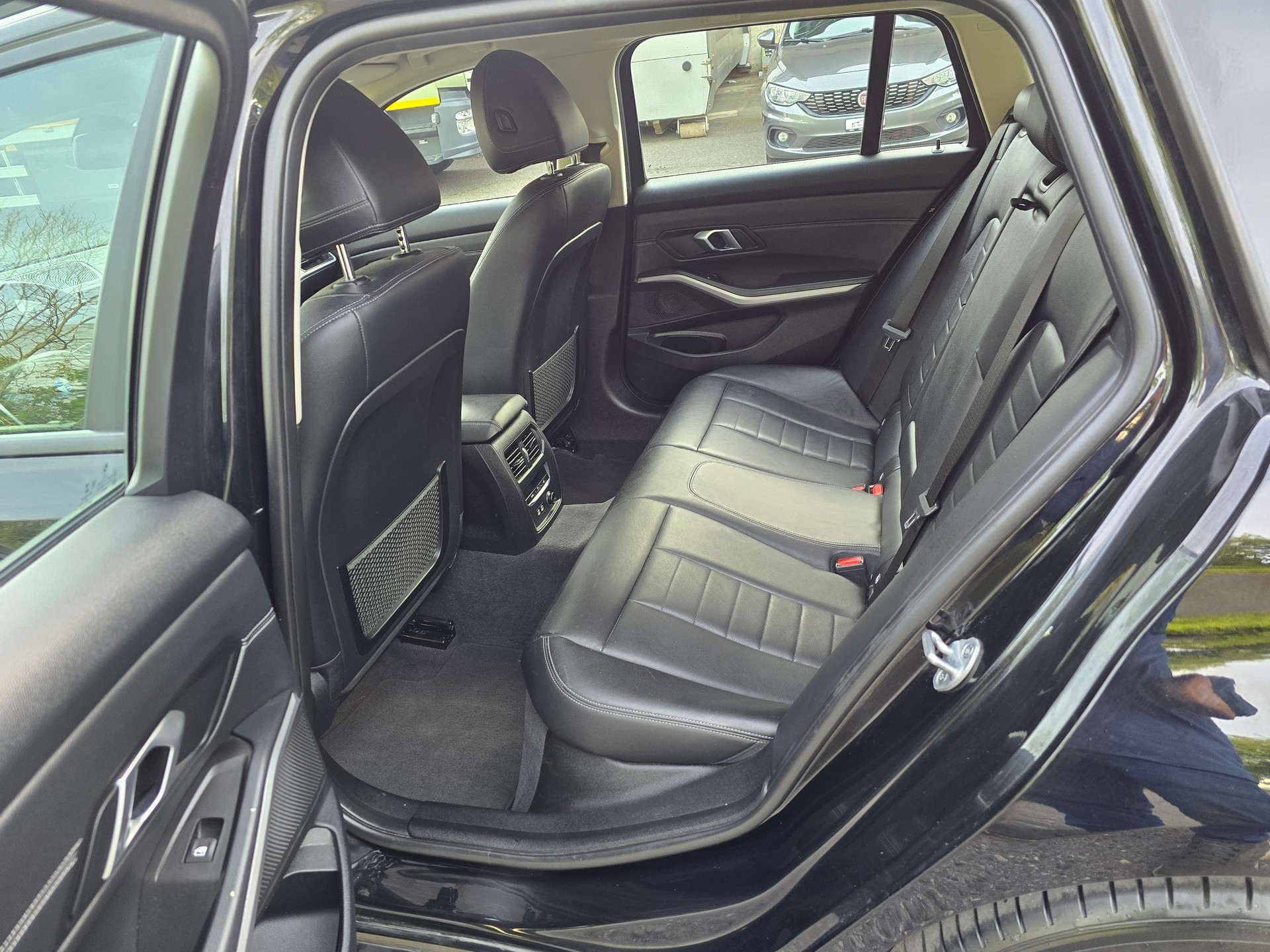 BMW 320d xDrive Touring Luxury Line Steptronic-image-18