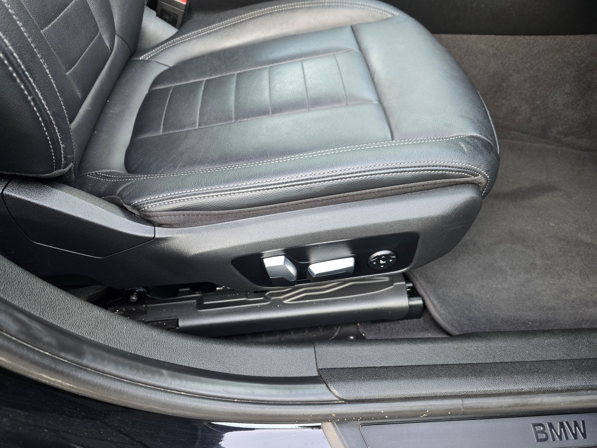 BMW 320d xDrive Touring Luxury Line Steptronic-image-12