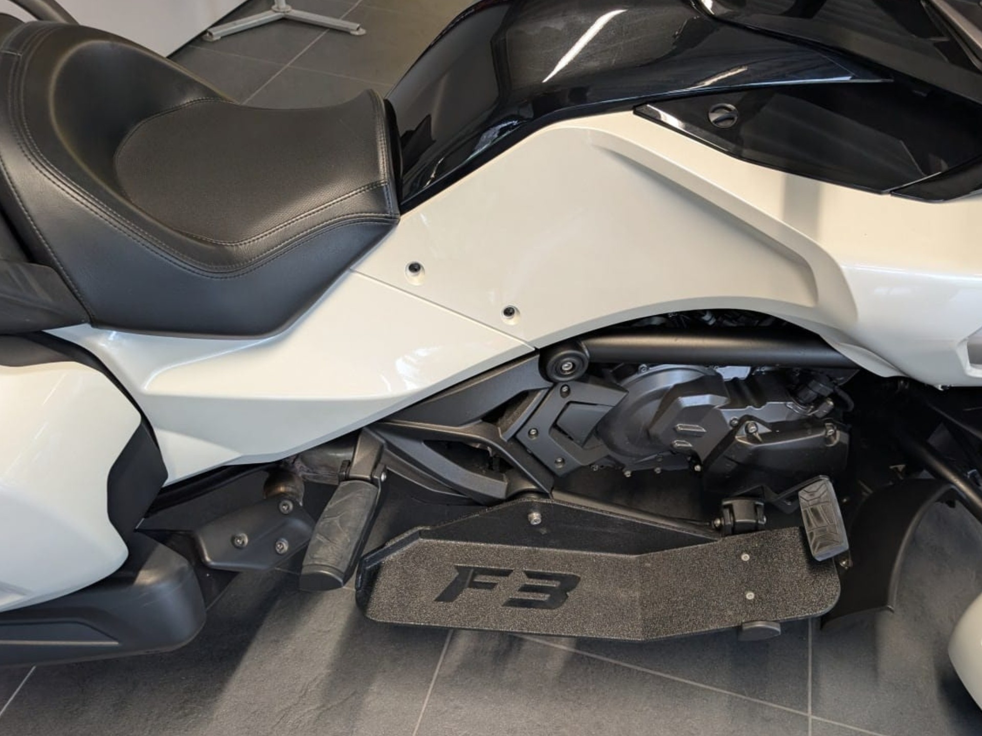 CAN-AM Spyder F3-T SE6-image-14