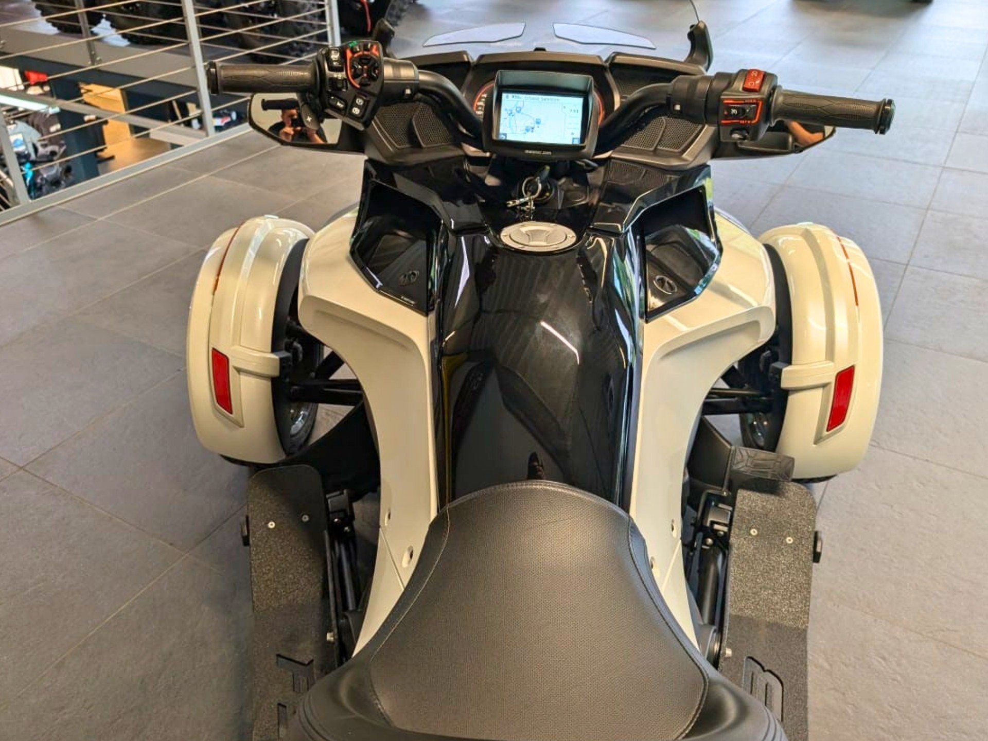 CAN-AM Spyder F3-T SE6-image-8