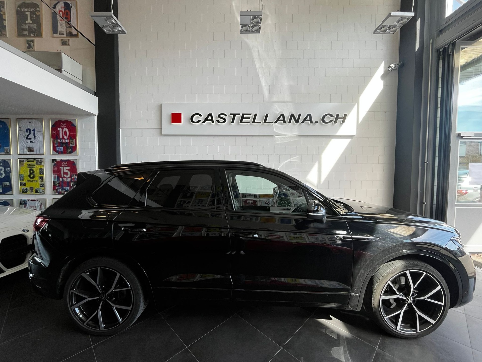 VW Touareg 3.0 TDI R Line Tiptronic-showroom-element-1