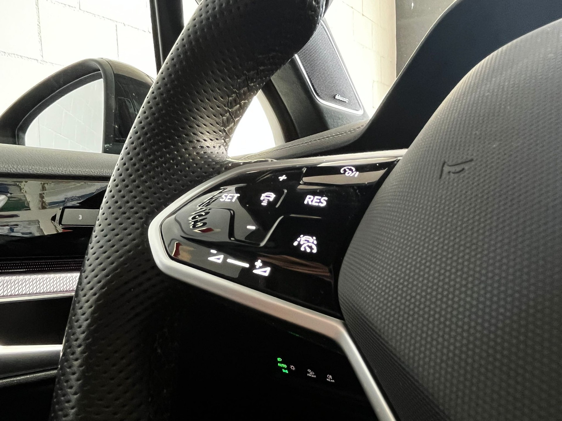 VW Touareg 3.0 TDI R Line Tiptronic-image-19