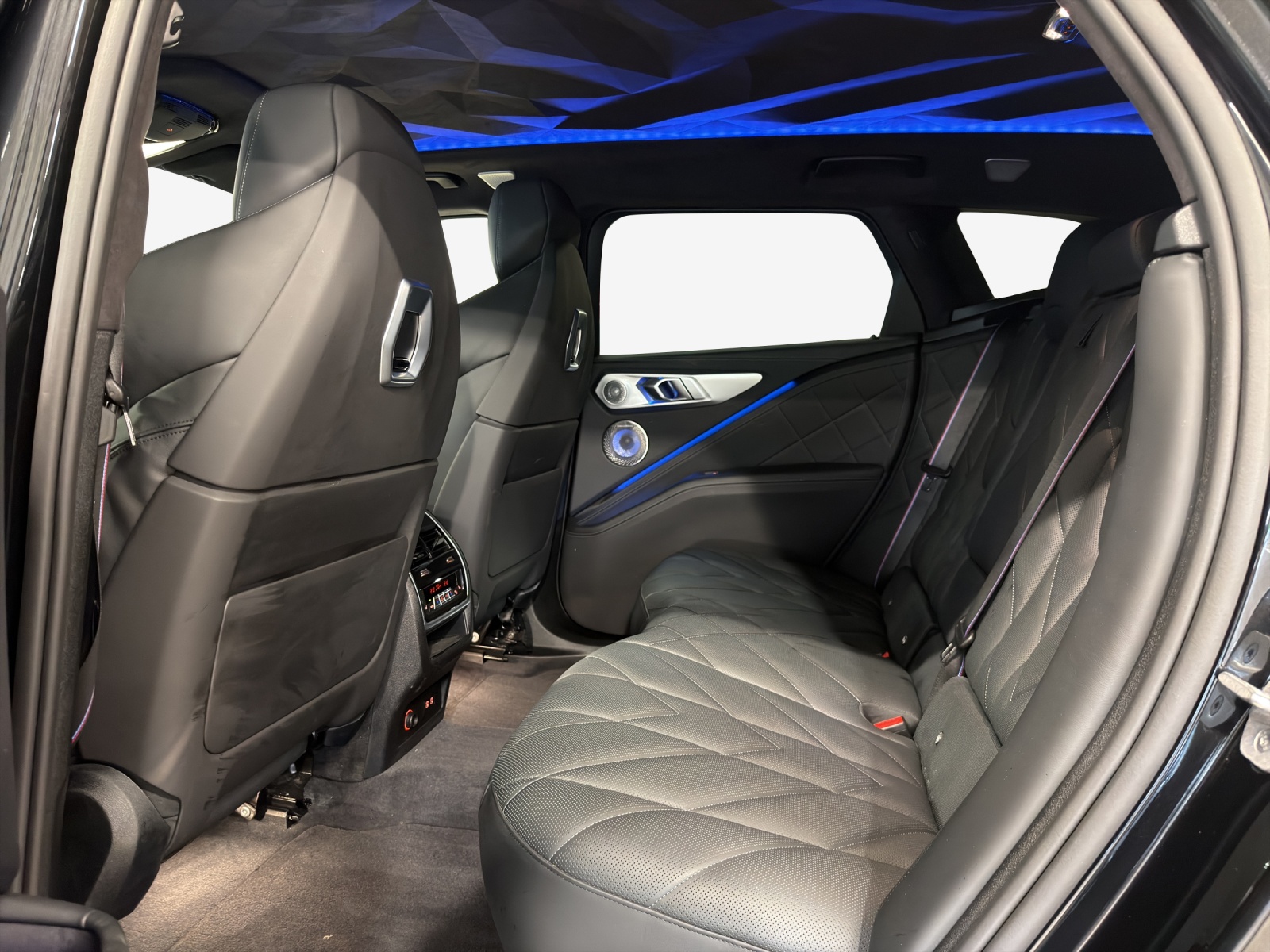 BMW XM xDrive PHEV Steptronic-image-11