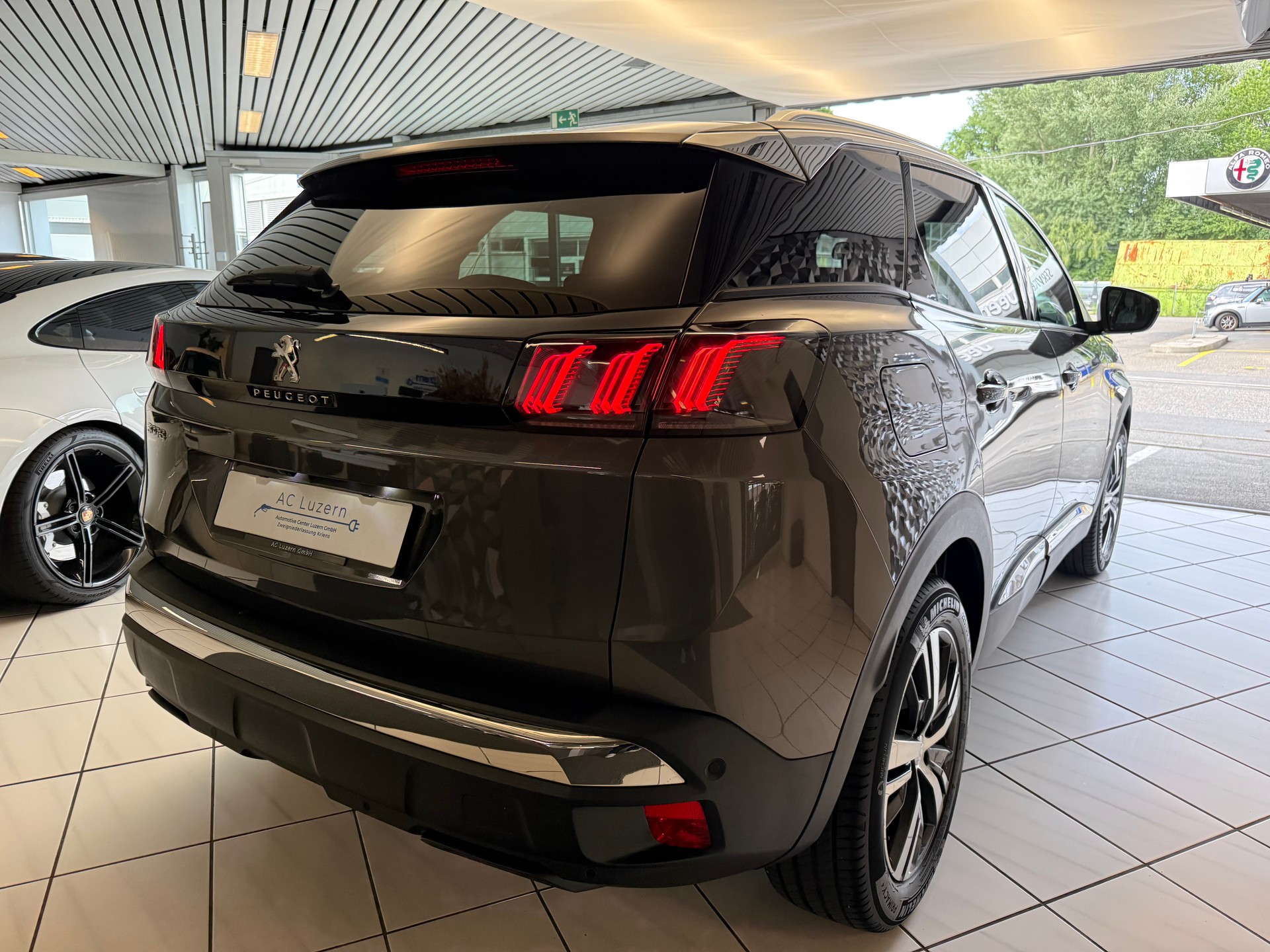 PEUGEOT 3008 1.5 BlueHDi Allure Pack EAT8-showroom-element-3
