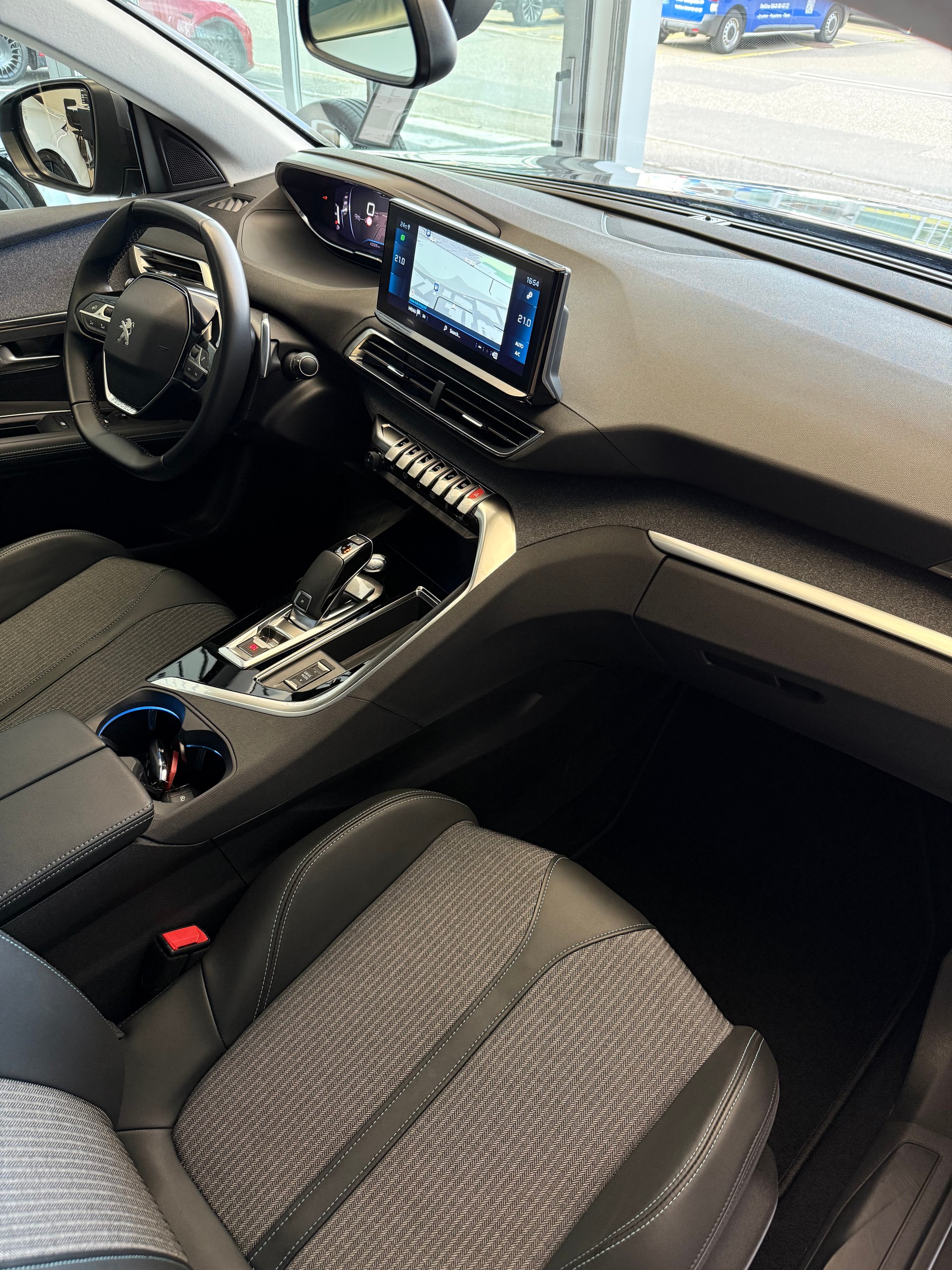 PEUGEOT 3008 1.5 BlueHDi Allure Pack EAT8-image-13