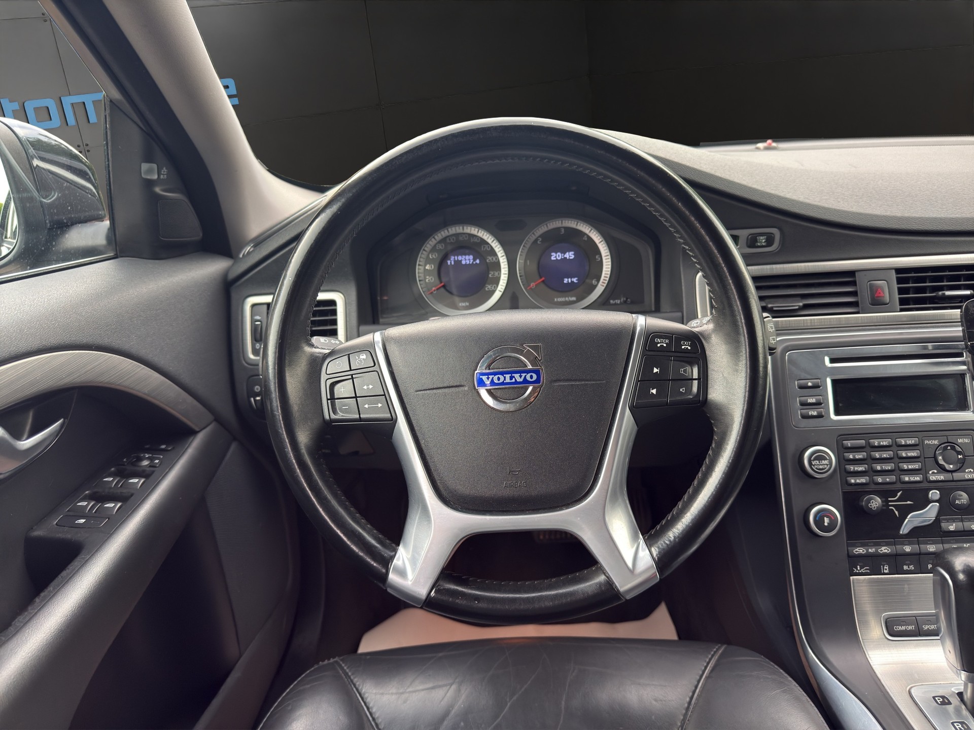 VOLVO XC70-image-11