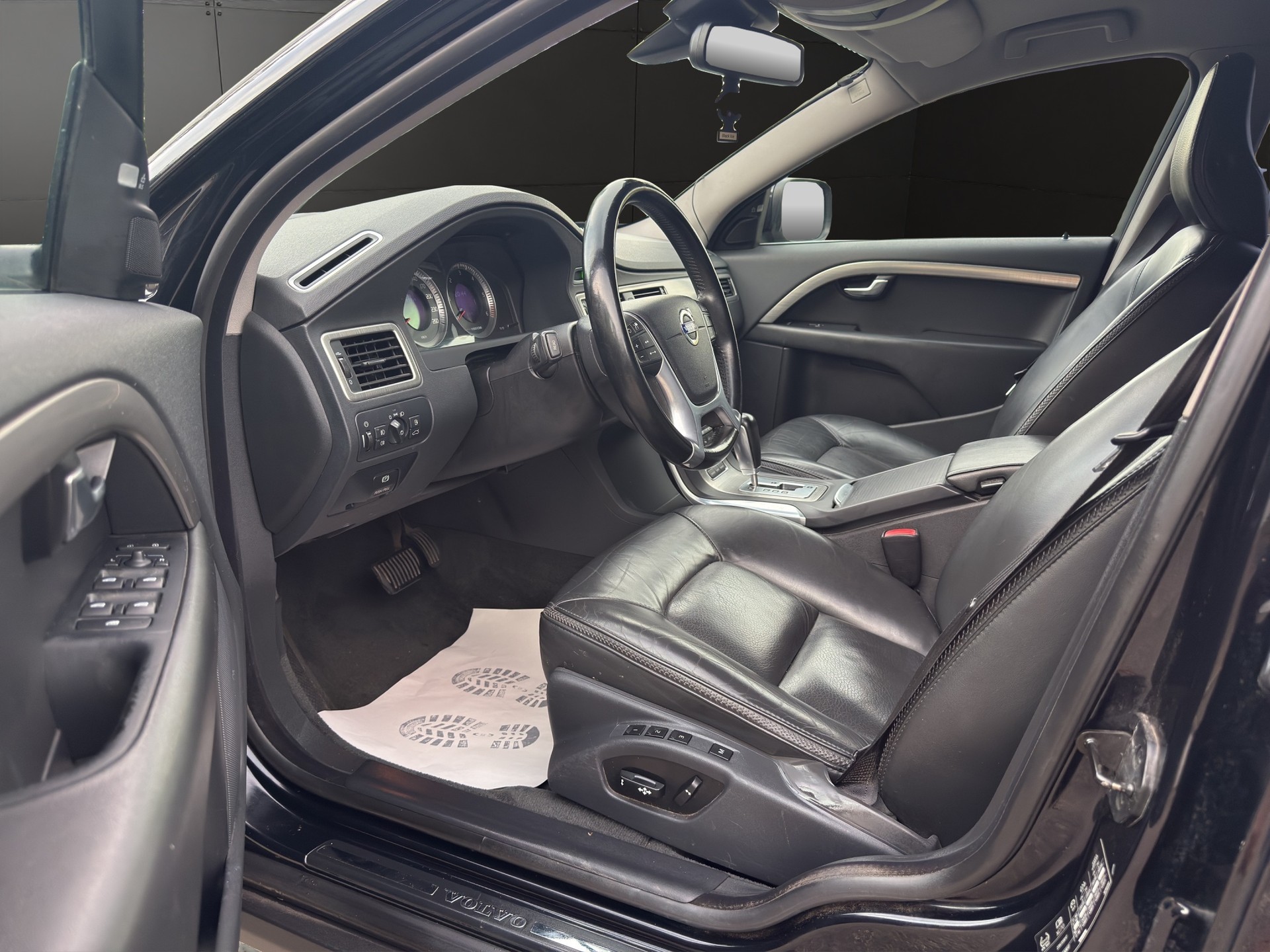 VOLVO XC70-image-10