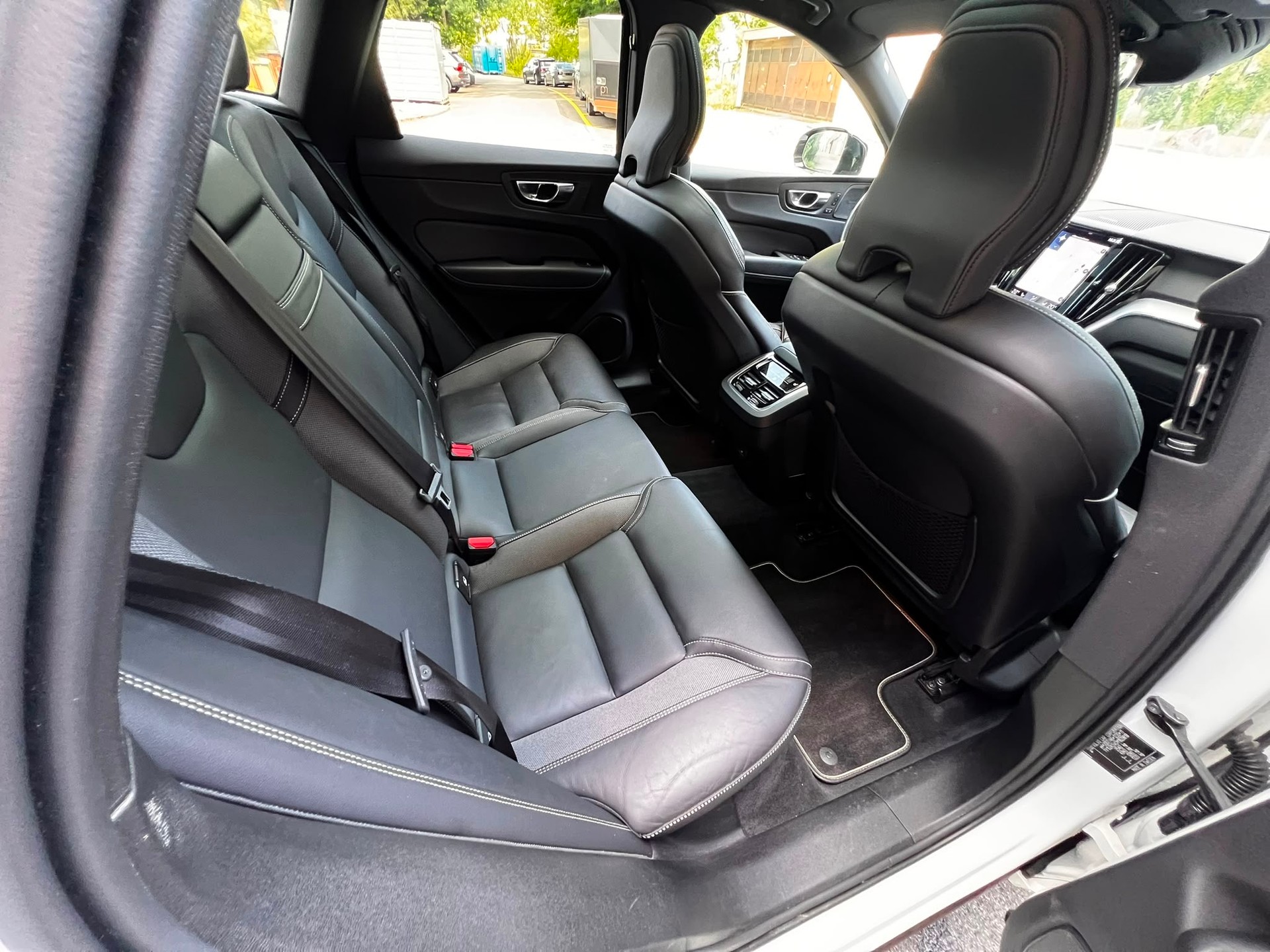 VOLVO XC60 B4 Diesel Mild Hybrid AWD R-Design Geartronic-image-13