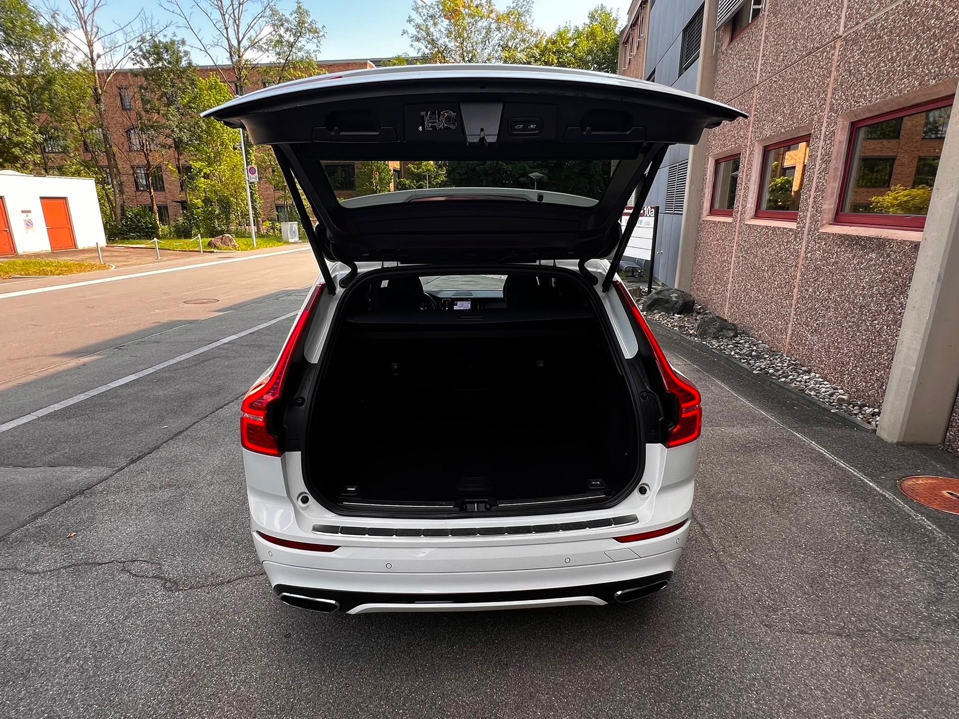 VOLVO XC60 B4 Diesel Mild Hybrid AWD R-Design Geartronic-image-7