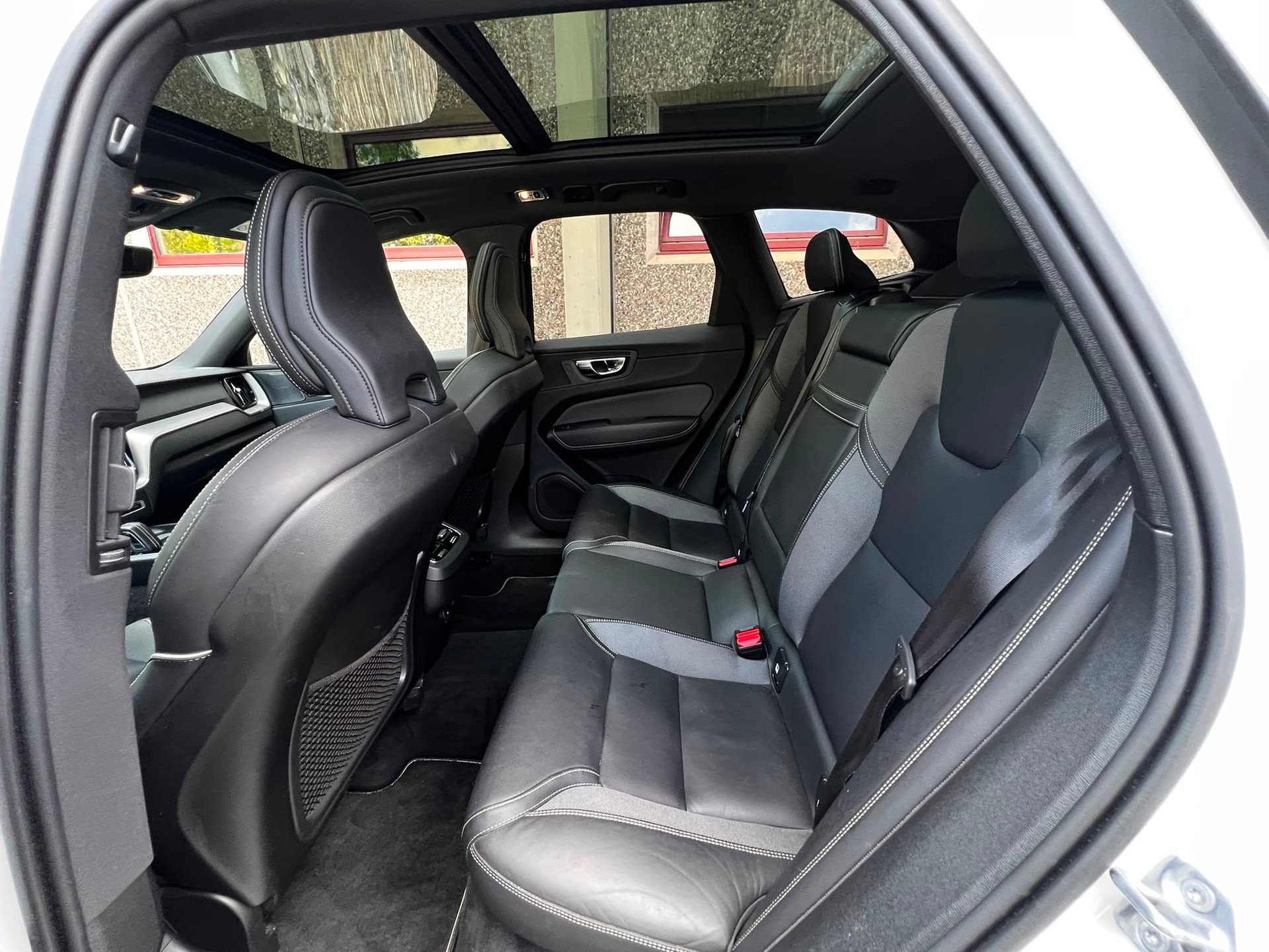 VOLVO XC60 B4 Diesel Mild Hybrid AWD R-Design Geartronic-image-12