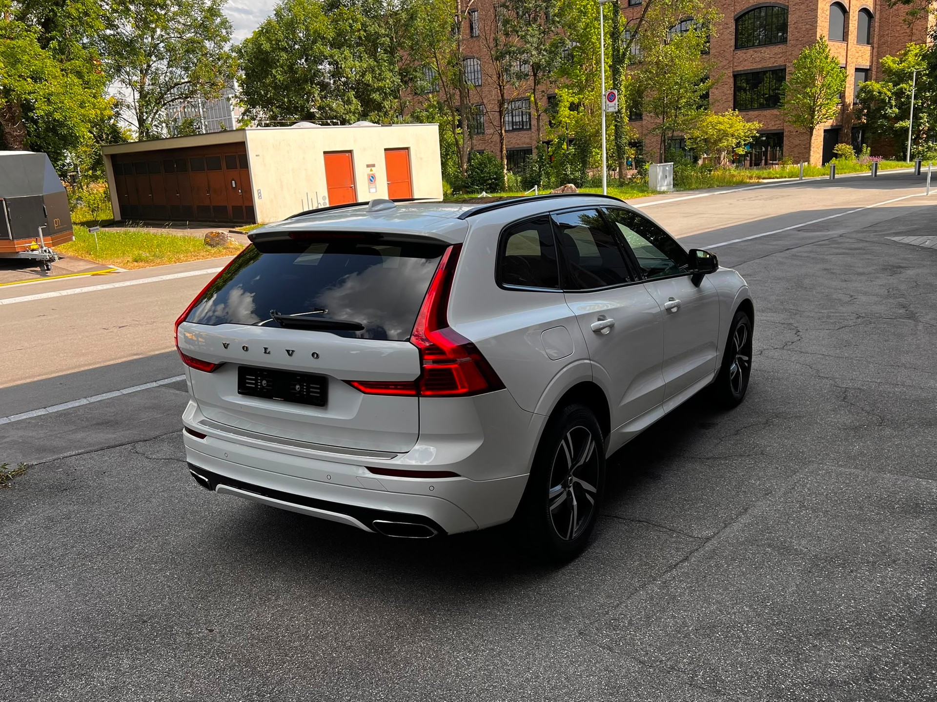 VOLVO XC60 B4 Diesel Mild Hybrid AWD R-Design Geartronic-image-4