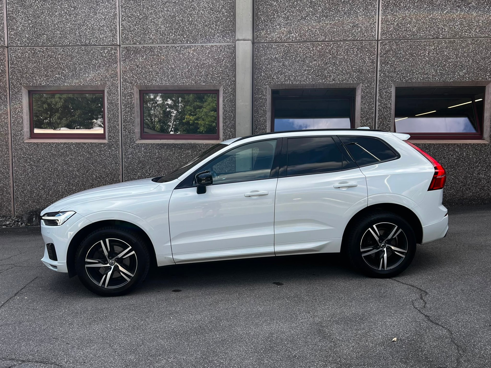 VOLVO XC60 B4 Diesel Mild Hybrid AWD R-Design Geartronic-showroom-element-2