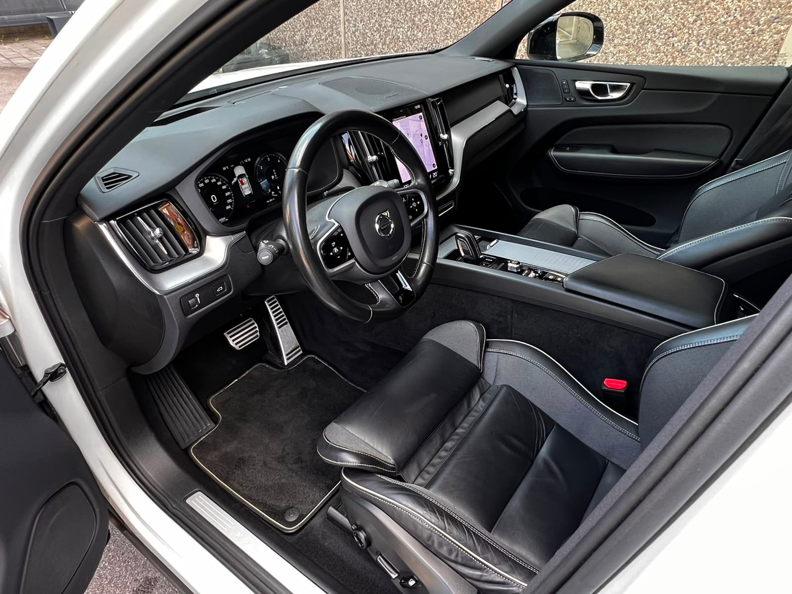 VOLVO XC60 B4 Diesel Mild Hybrid AWD R-Design Geartronic-image-9