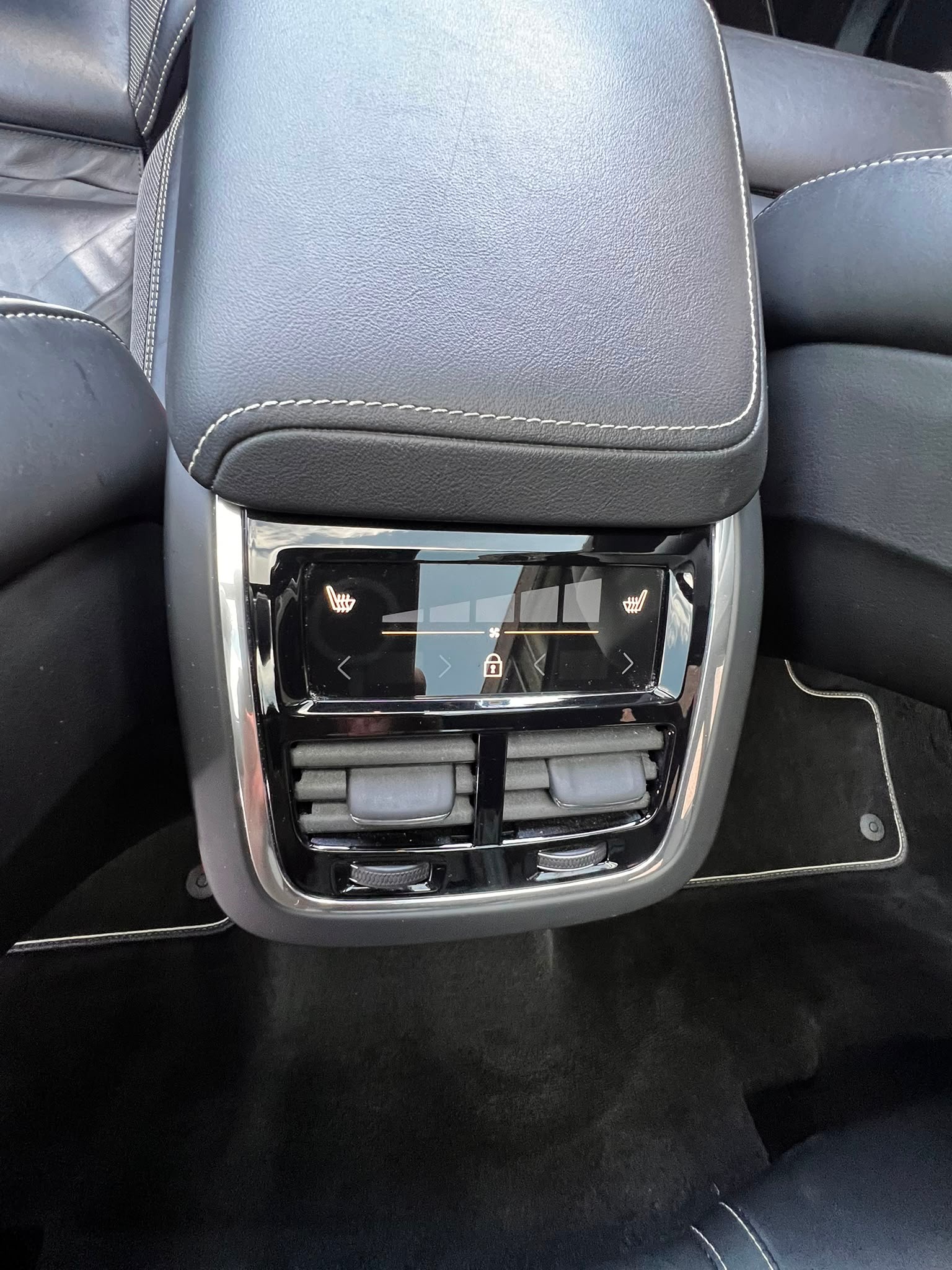 VOLVO XC60 B4 Diesel Mild Hybrid AWD R-Design Geartronic-image-16