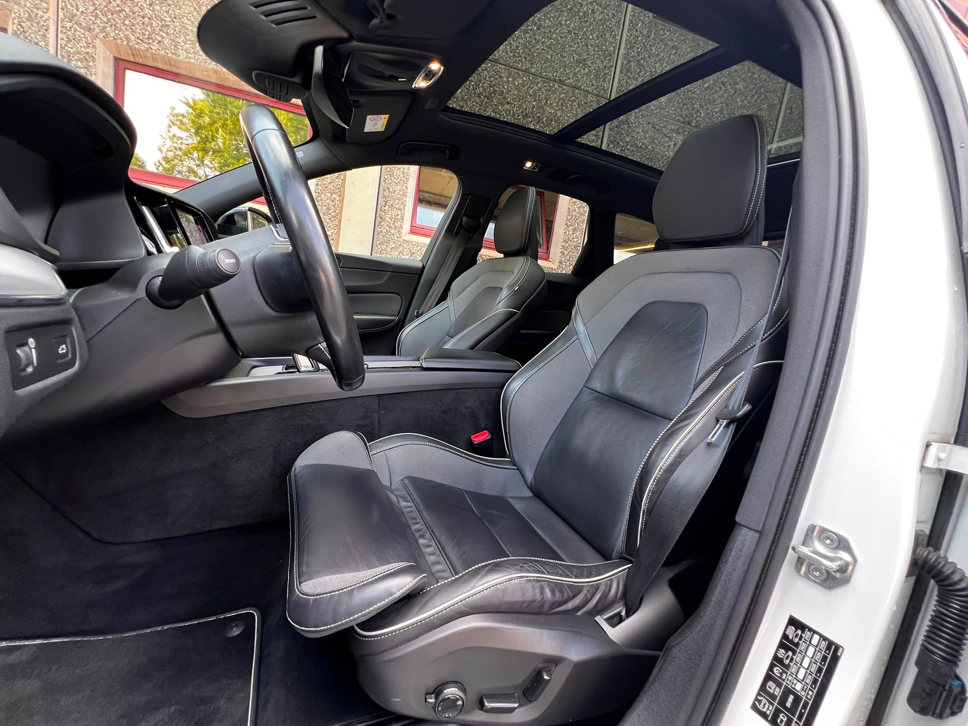 VOLVO XC60 B4 Diesel Mild Hybrid AWD R-Design Geartronic-image-10