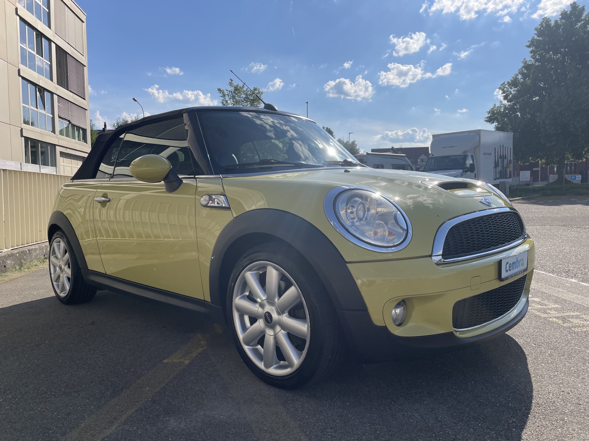 MINI Cooper S Cabriolet-image-2