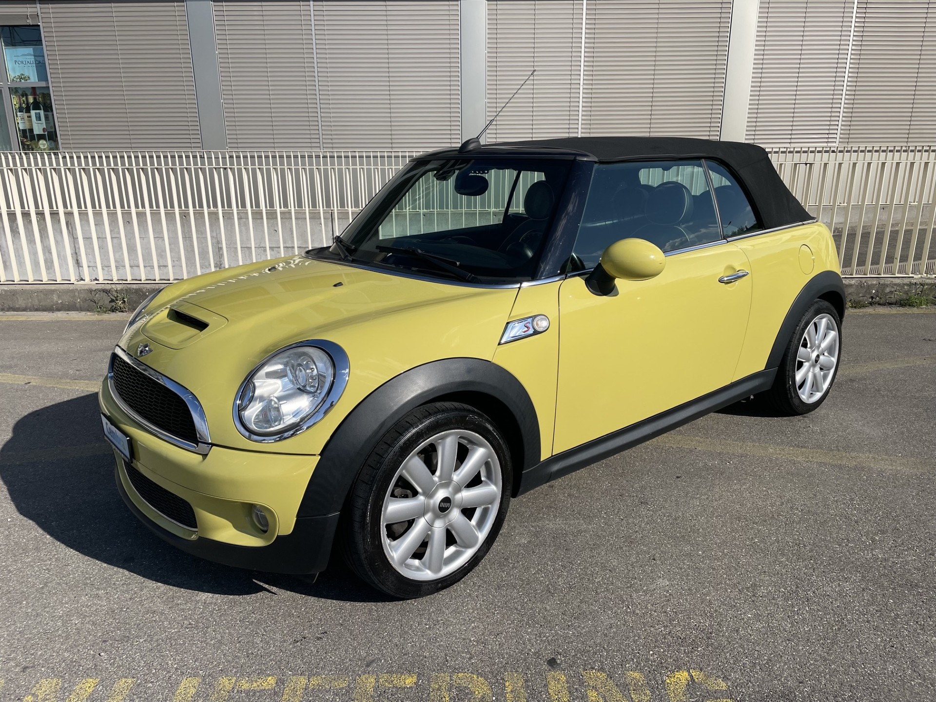 MINI Cooper S Cabriolet-image-1