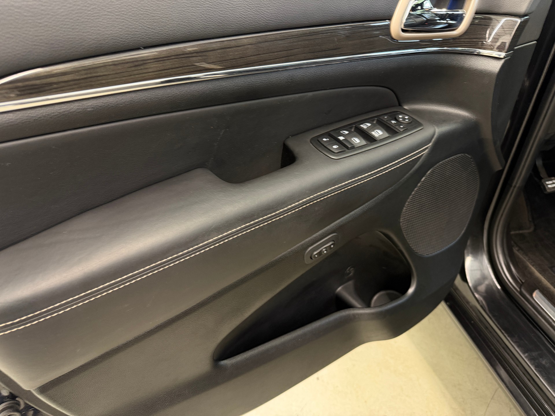 JEEP Grand Cherokee 3.0 CRD Overland Automatic-image-11