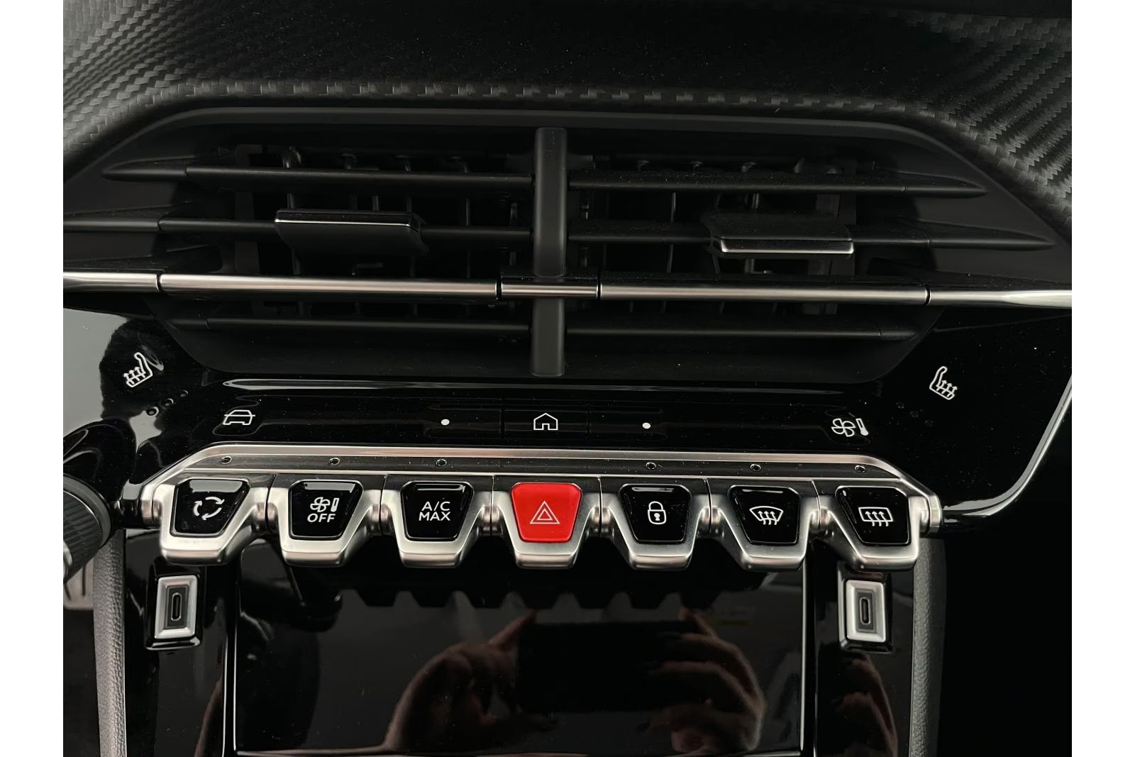 PEUGEOT 208 1.2 Hybrid Allure-image-59
