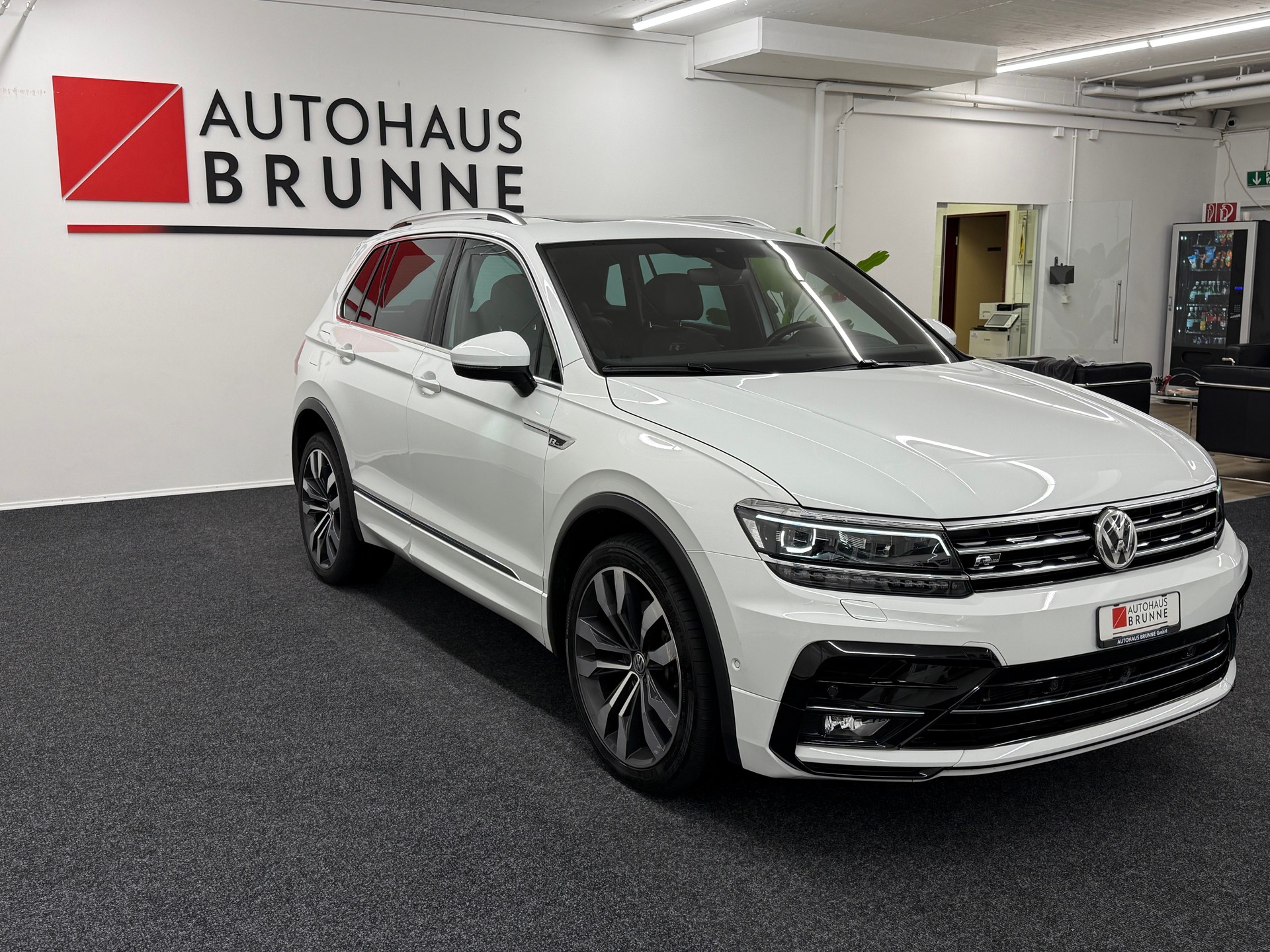VW Tiguan 2.0 TDI R-LINE 4Motion DSG + AHK-showroom-element-2
