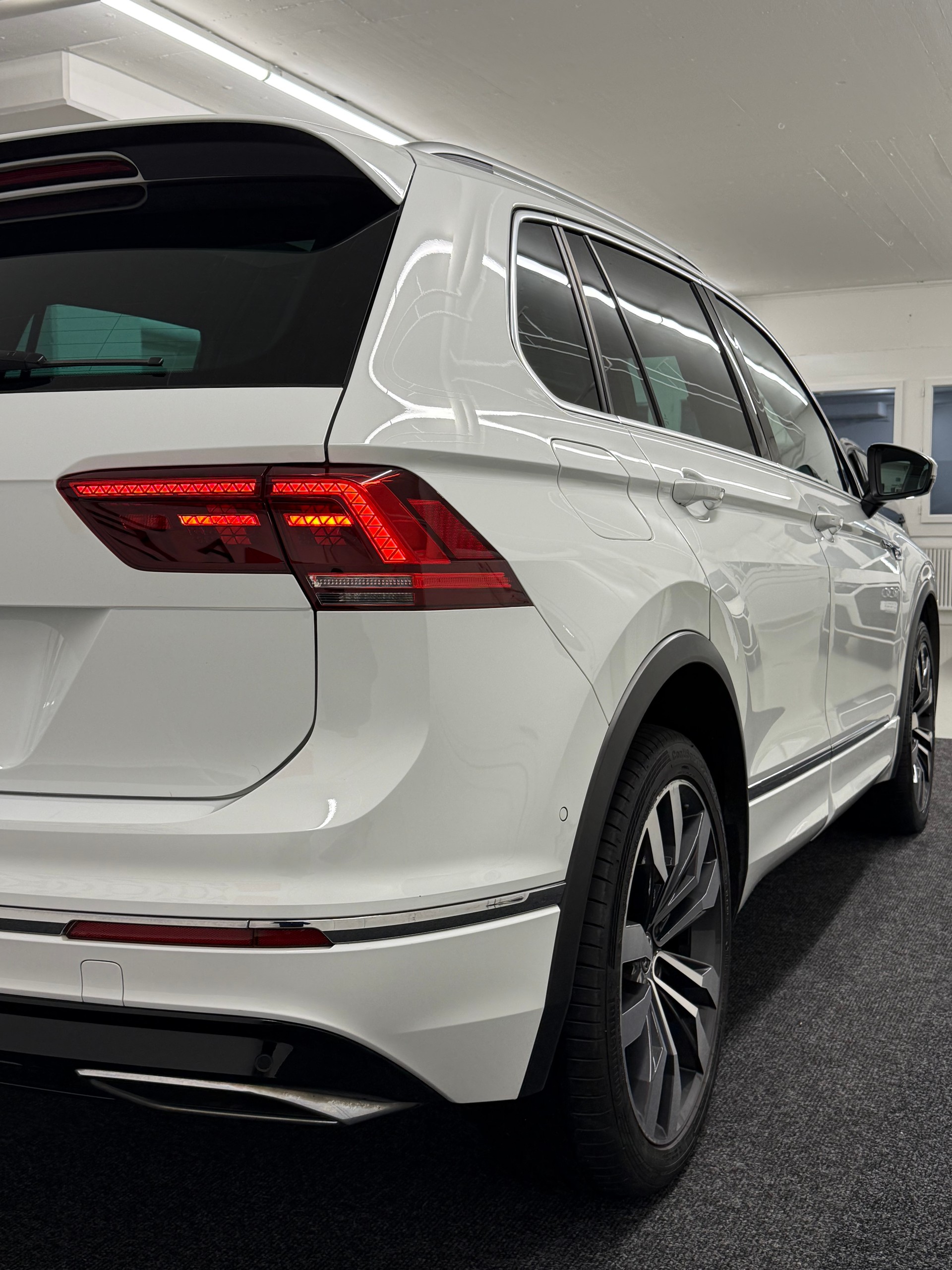 VW Tiguan 2.0 TDI R-LINE 4Motion DSG + AHK-showroom-element-3