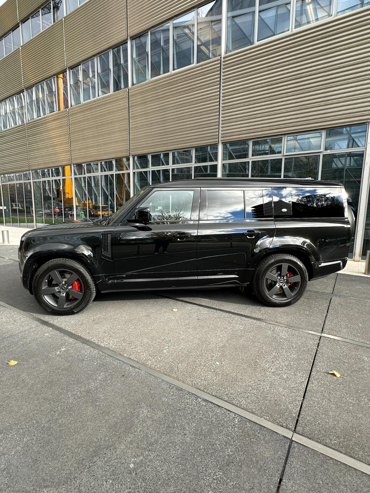 LAND ROVER Defender 130 3.0 D I6 300 X-Dynamic SE AWD AT8-image-3