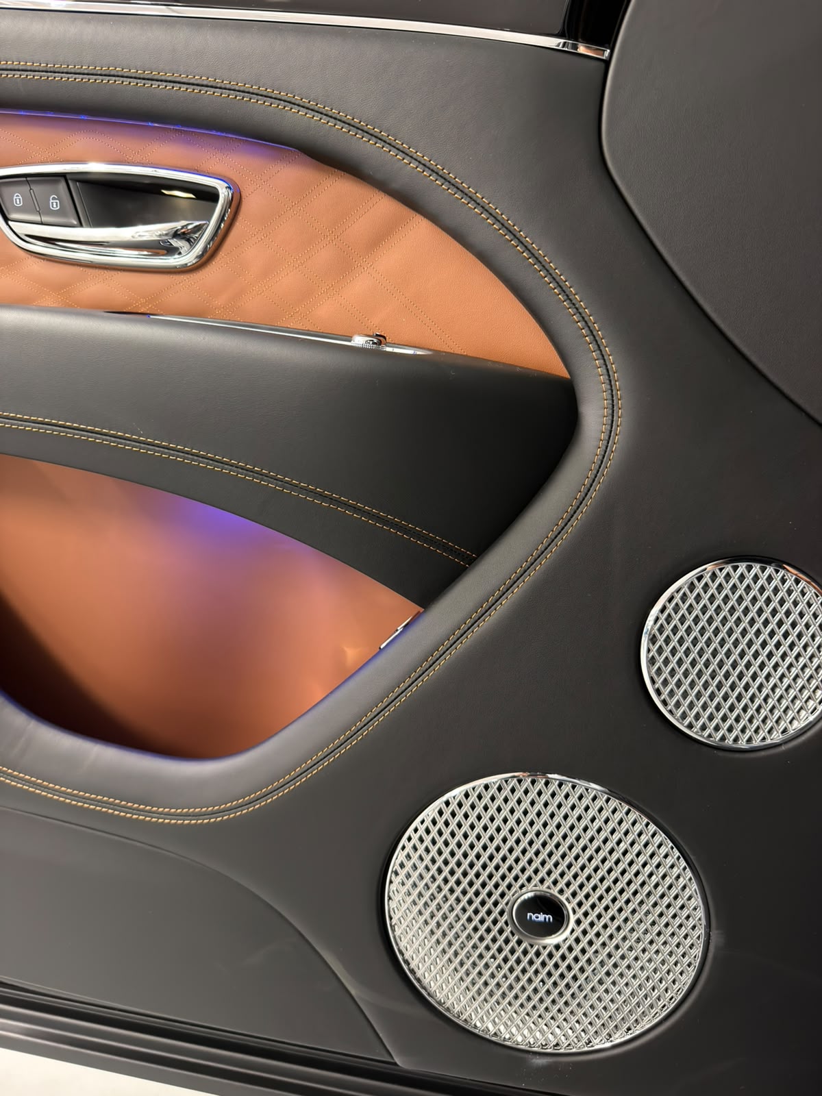 BENTLEY Bentayga Azure-image-17