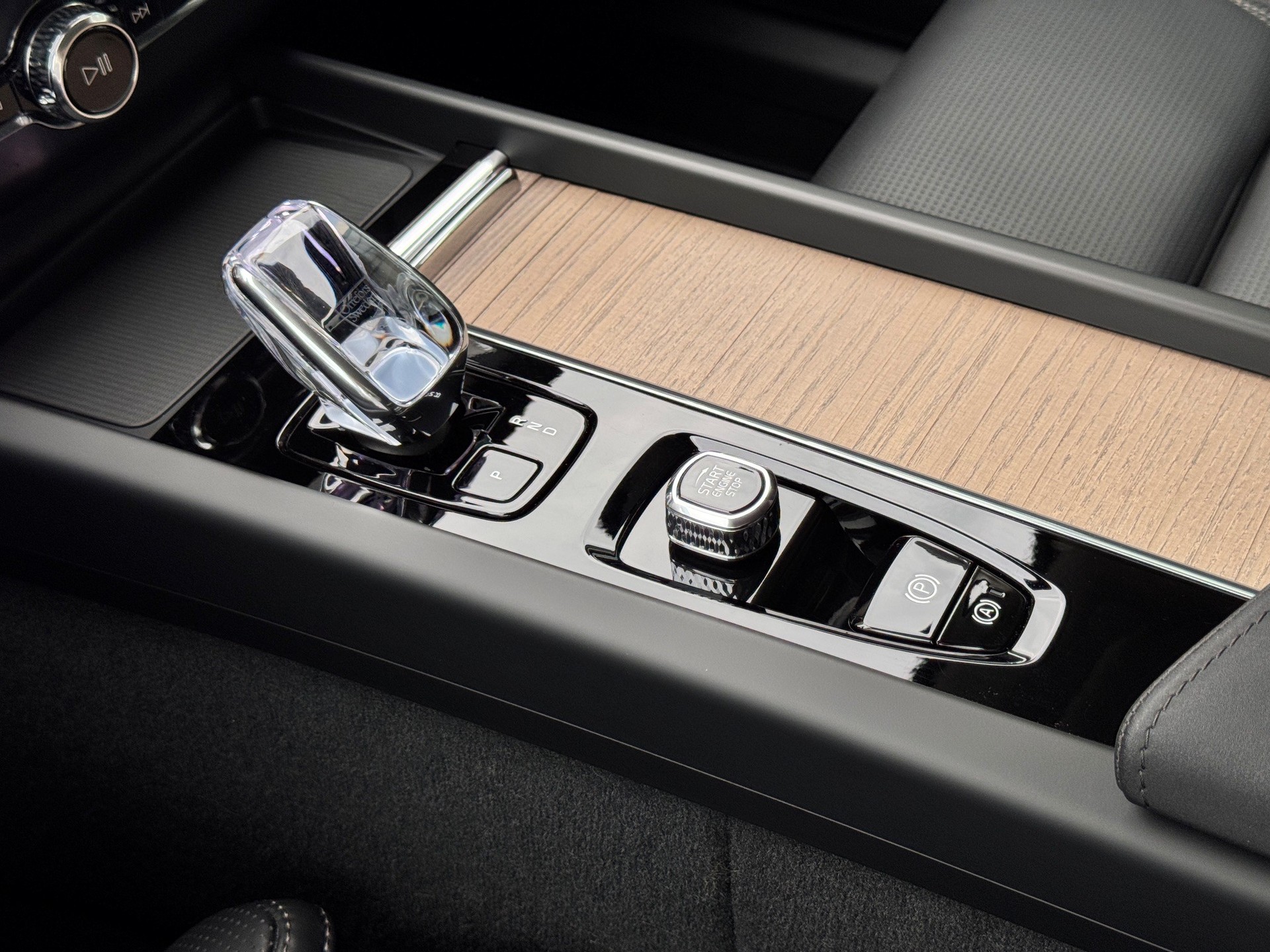 VOLVO XC60 2.0 T6 TE Plus Dark eAWD-image-18