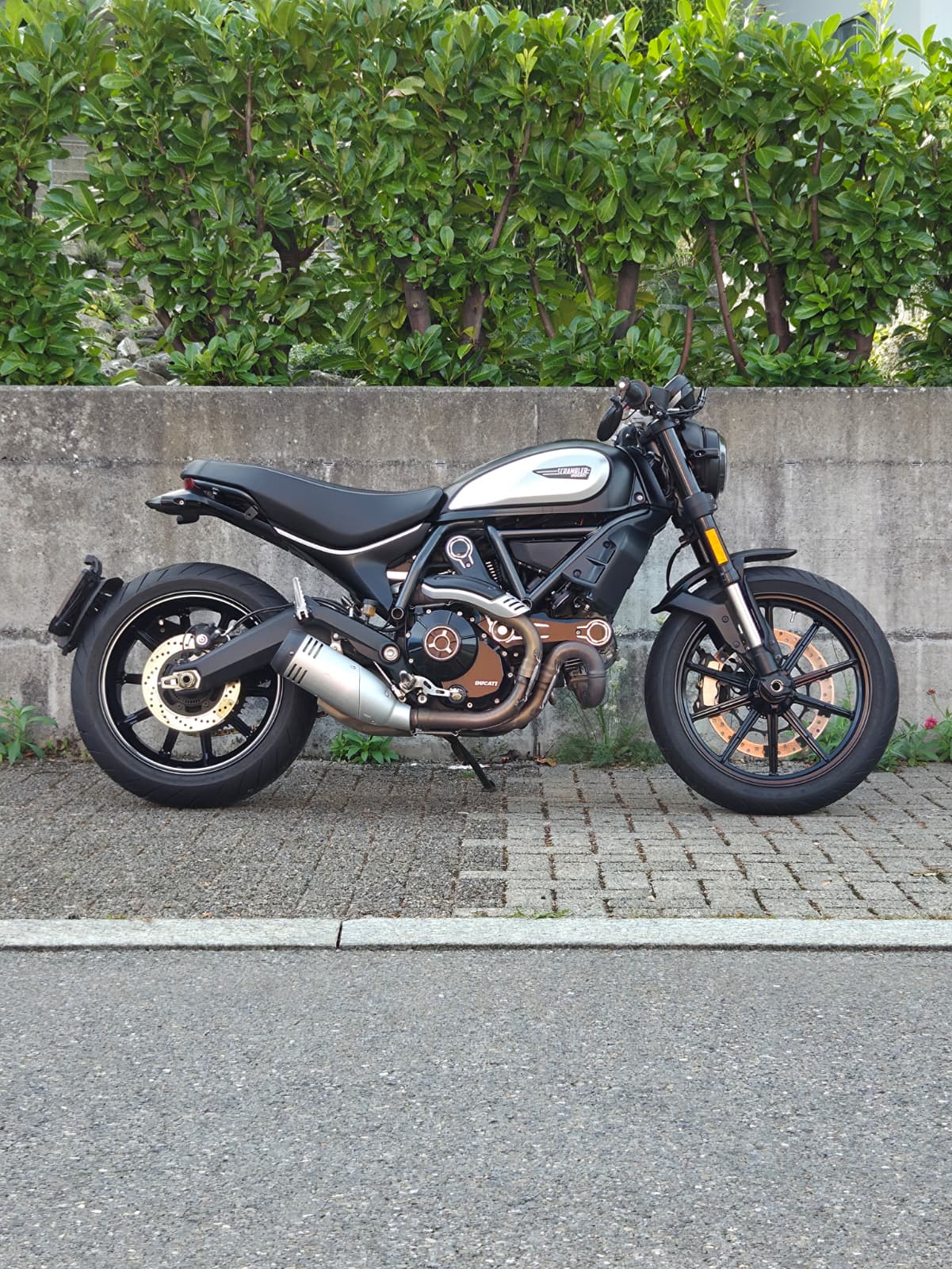 DUCATI Scrambler 800 Street Classic (35kW) ABS Icon Dark Edition-image-0