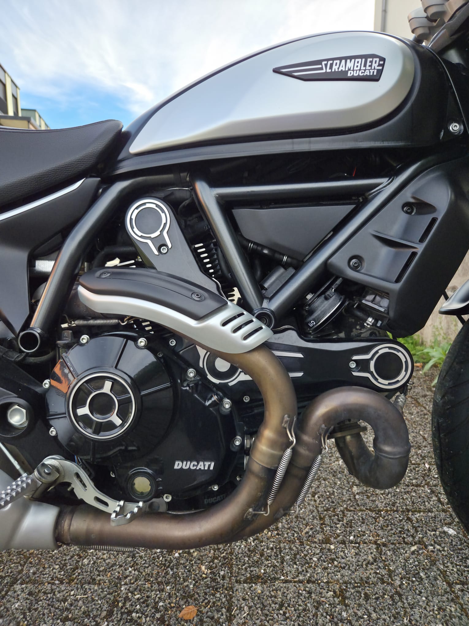 DUCATI Scrambler 800 Street Classic (35kW) ABS Icon Dark Edition-image-2