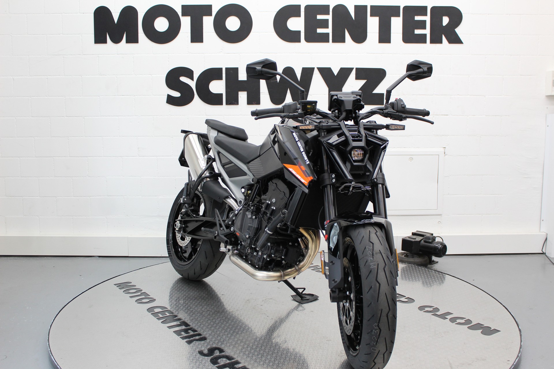 KTM 790 Duke L-showroom-element-2