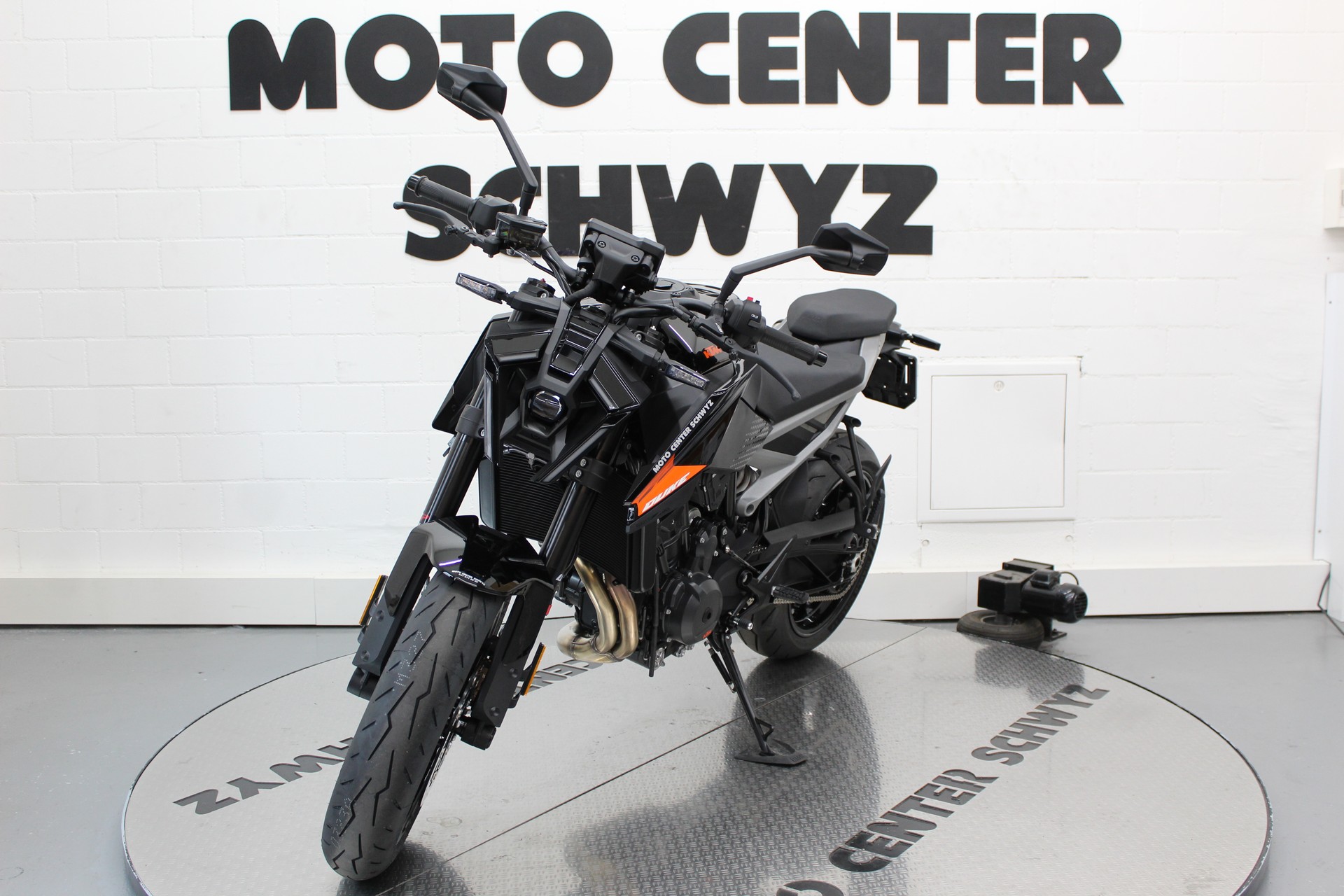 KTM 790 Duke L-showroom-element-3
