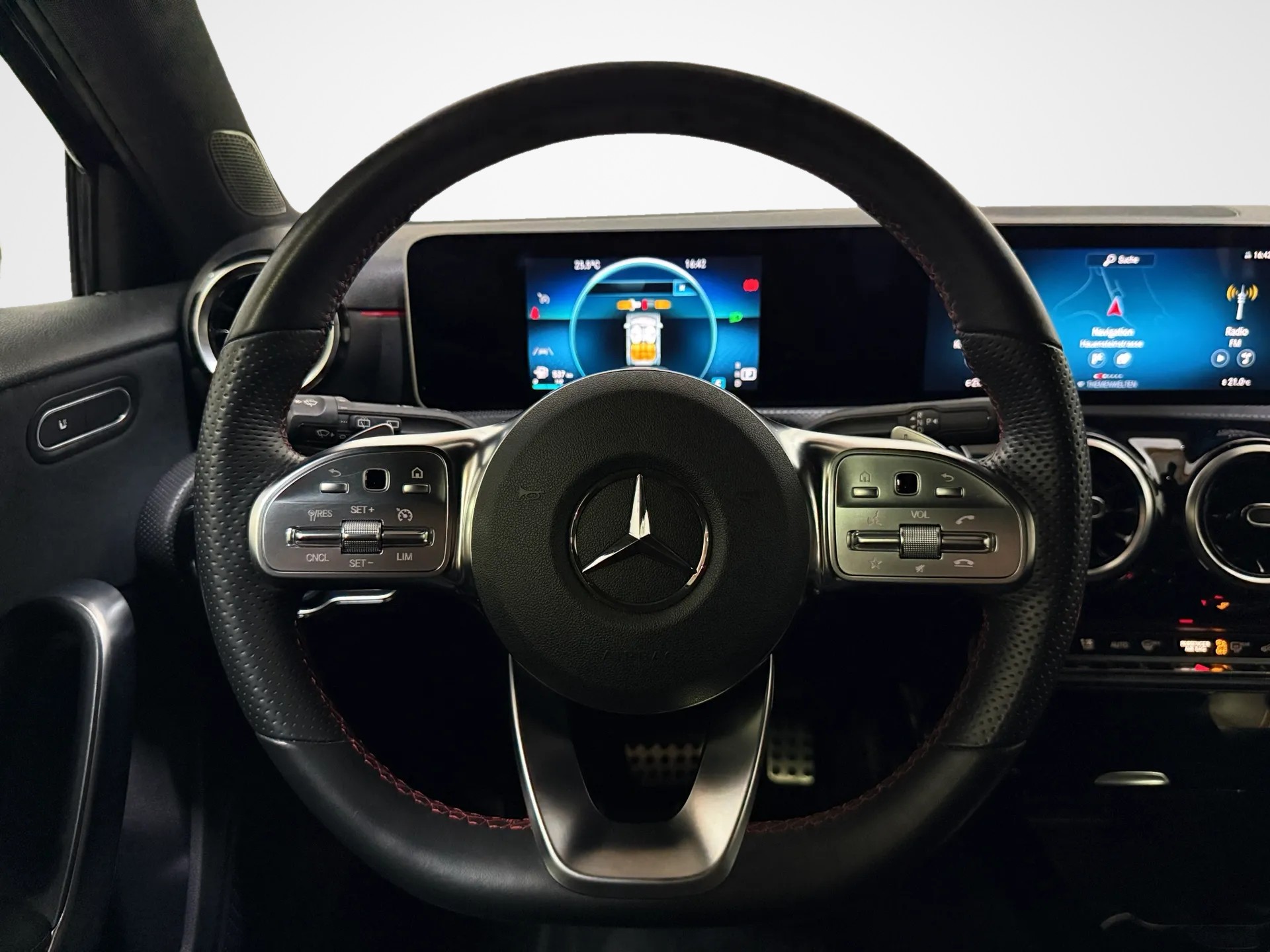 MERCEDES-BENZ A 200 AMG Line 7G-DCT-image-17