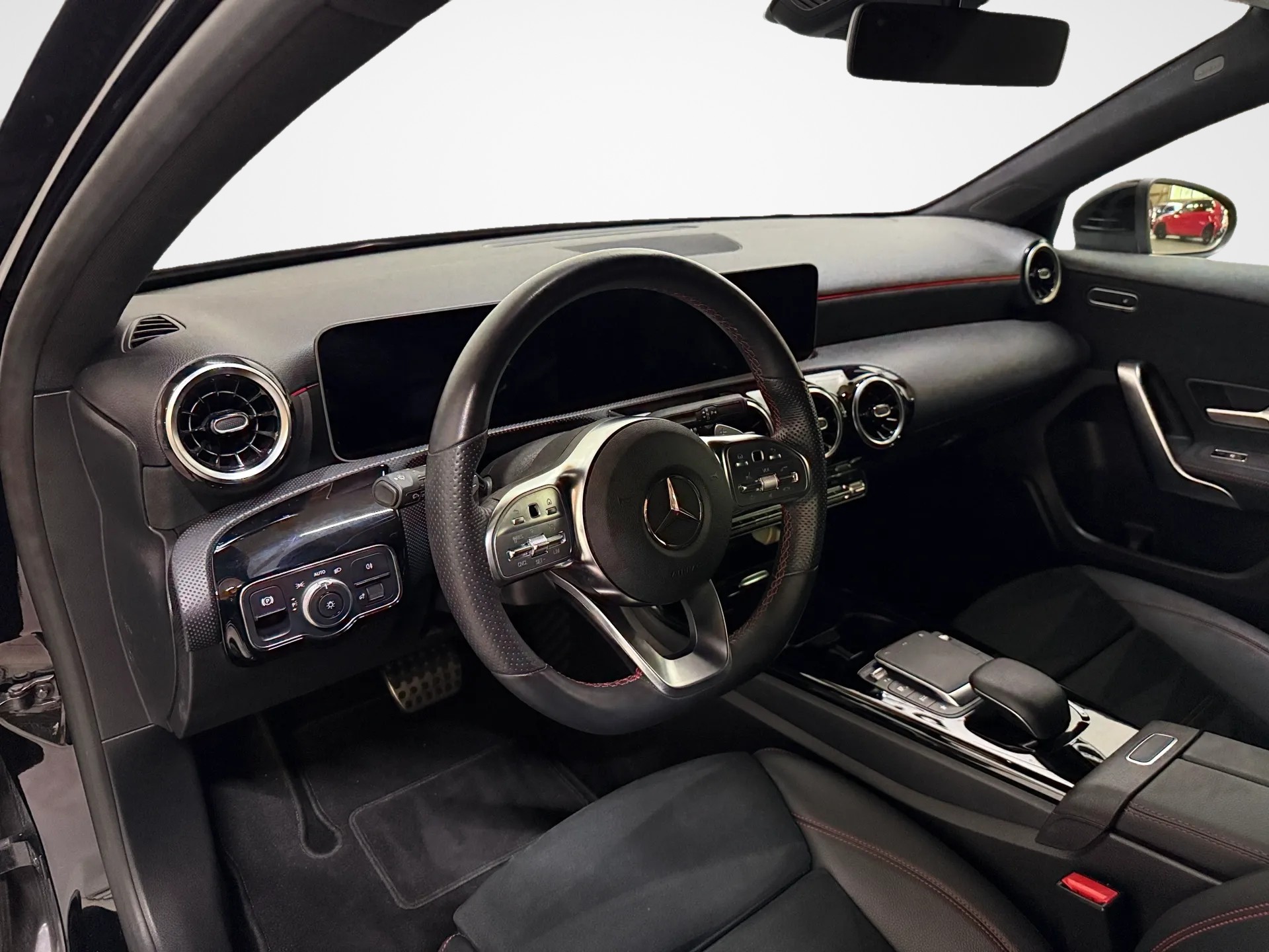 MERCEDES-BENZ A 200 AMG Line 7G-DCT-image-14