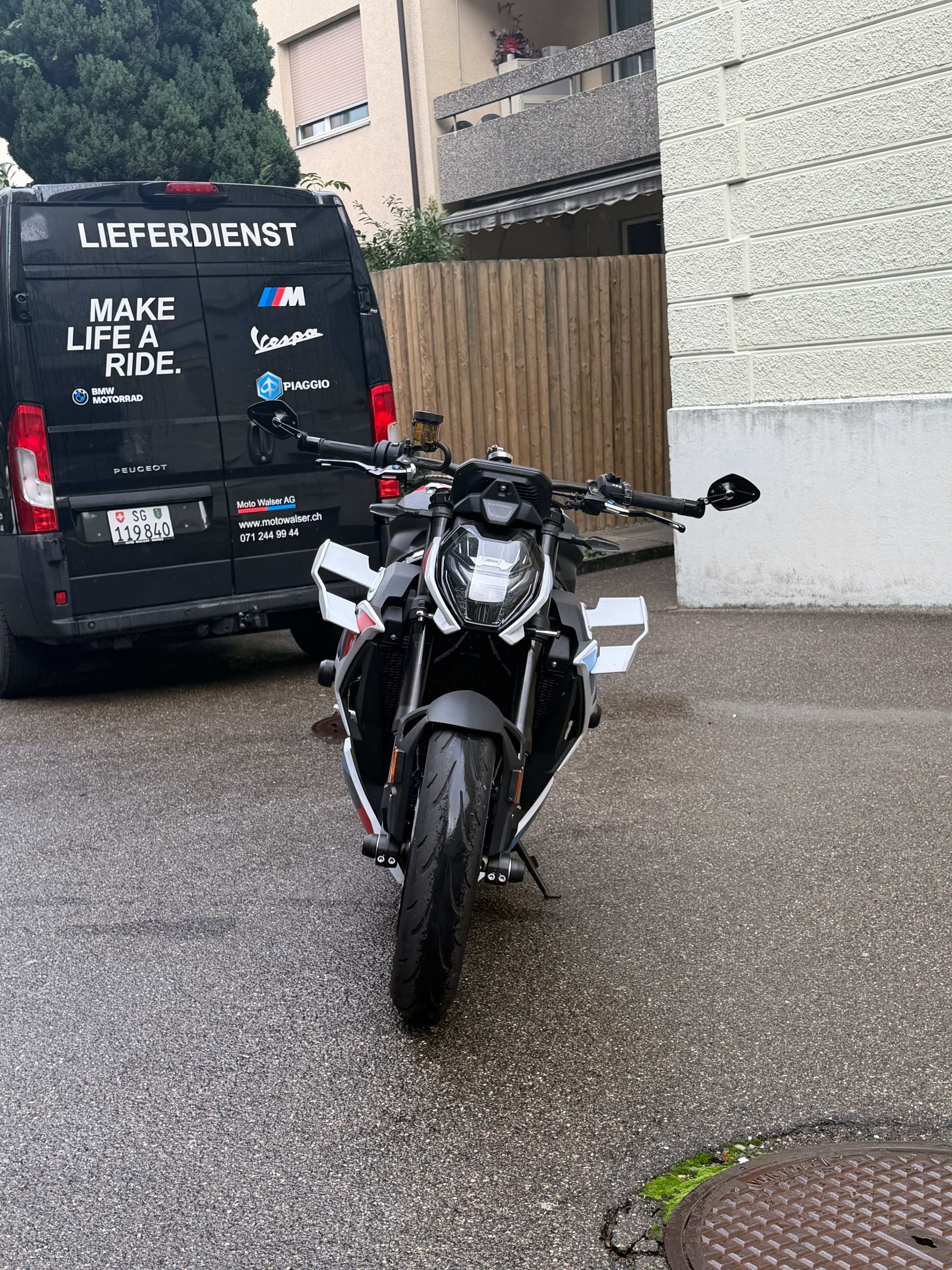 BMW M 1000 R-showroom-element-1