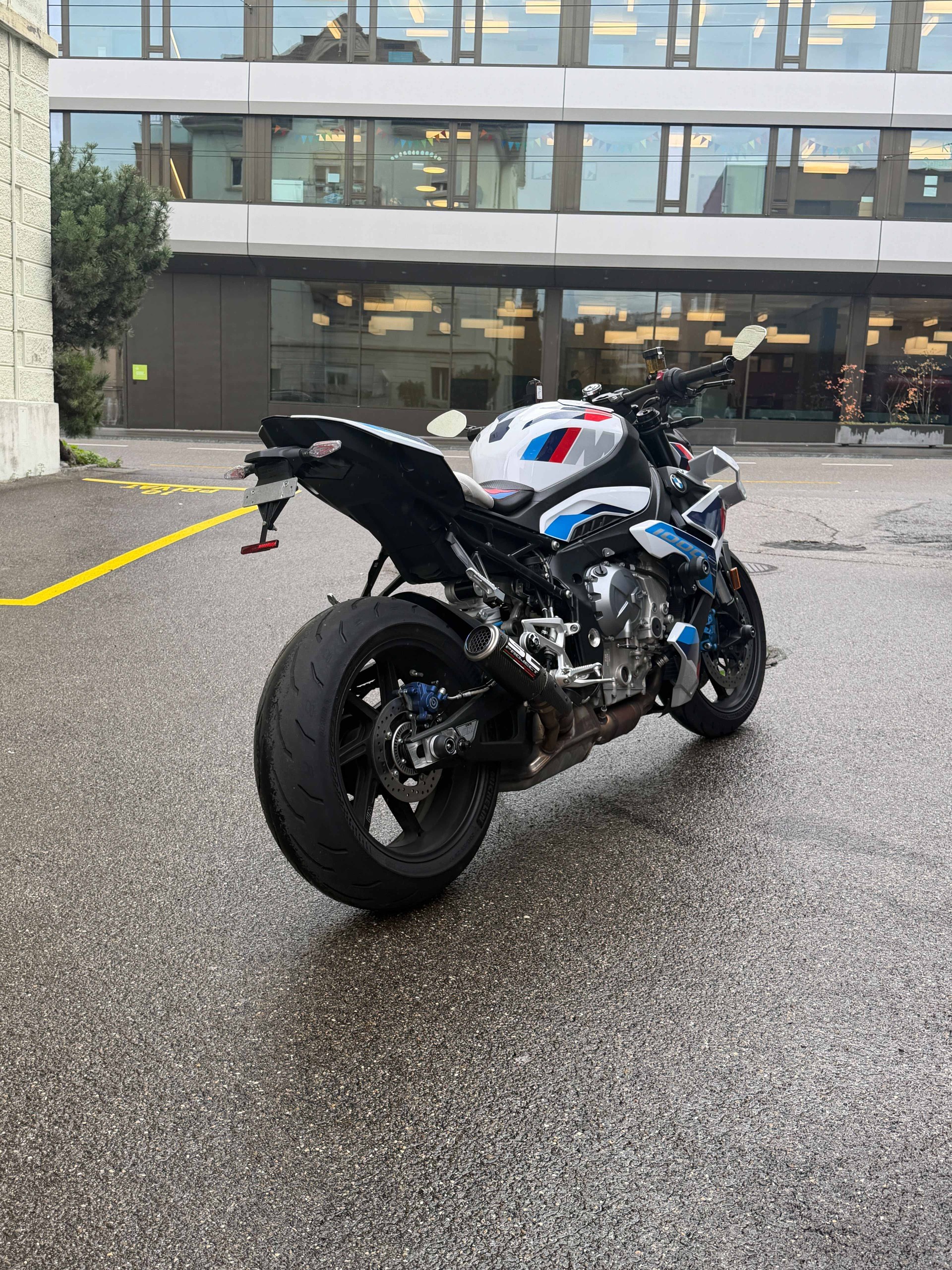 BMW M 1000 R-showroom-element-3