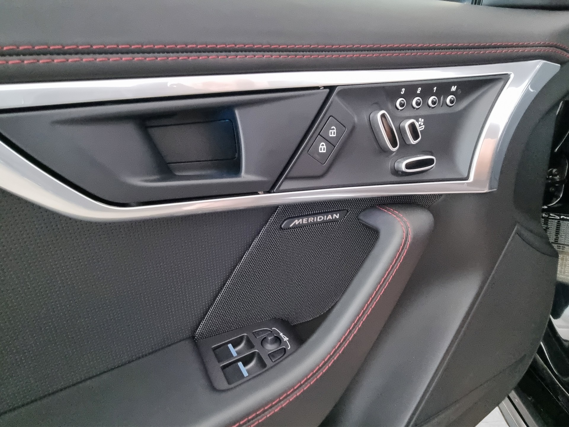 JAGUAR F-Type Convertible P575 5.0 V8 R AWD-image-8