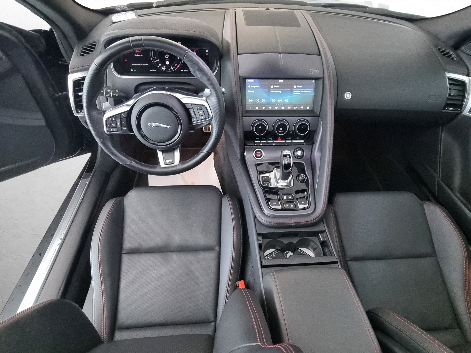 JAGUAR F-Type Convertible P575 5.0 V8 R AWD-image-6