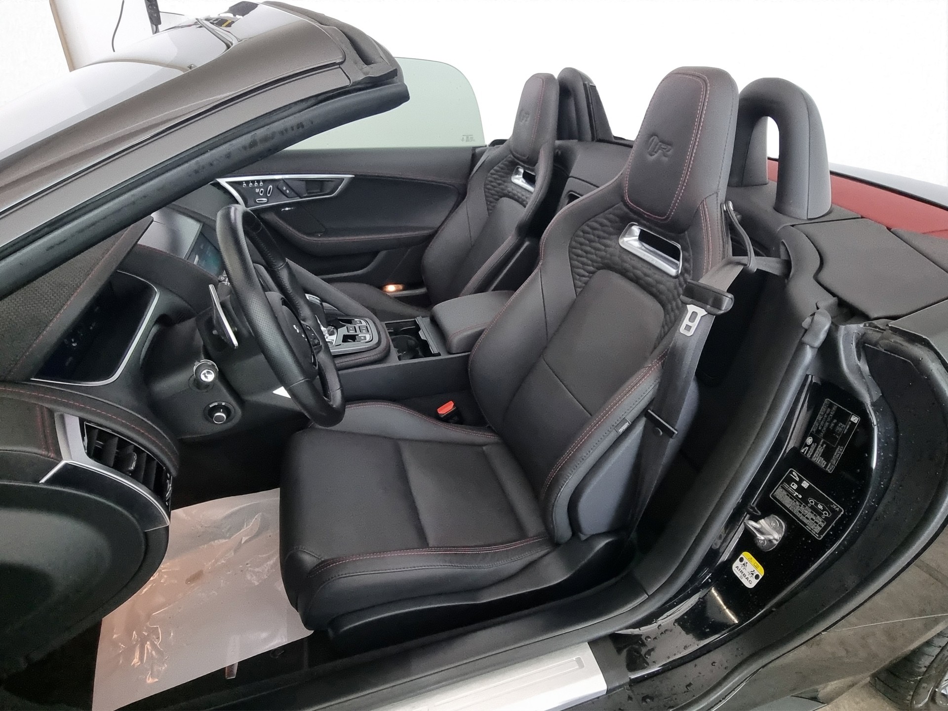 JAGUAR F-Type Convertible P575 5.0 V8 R AWD-image-5