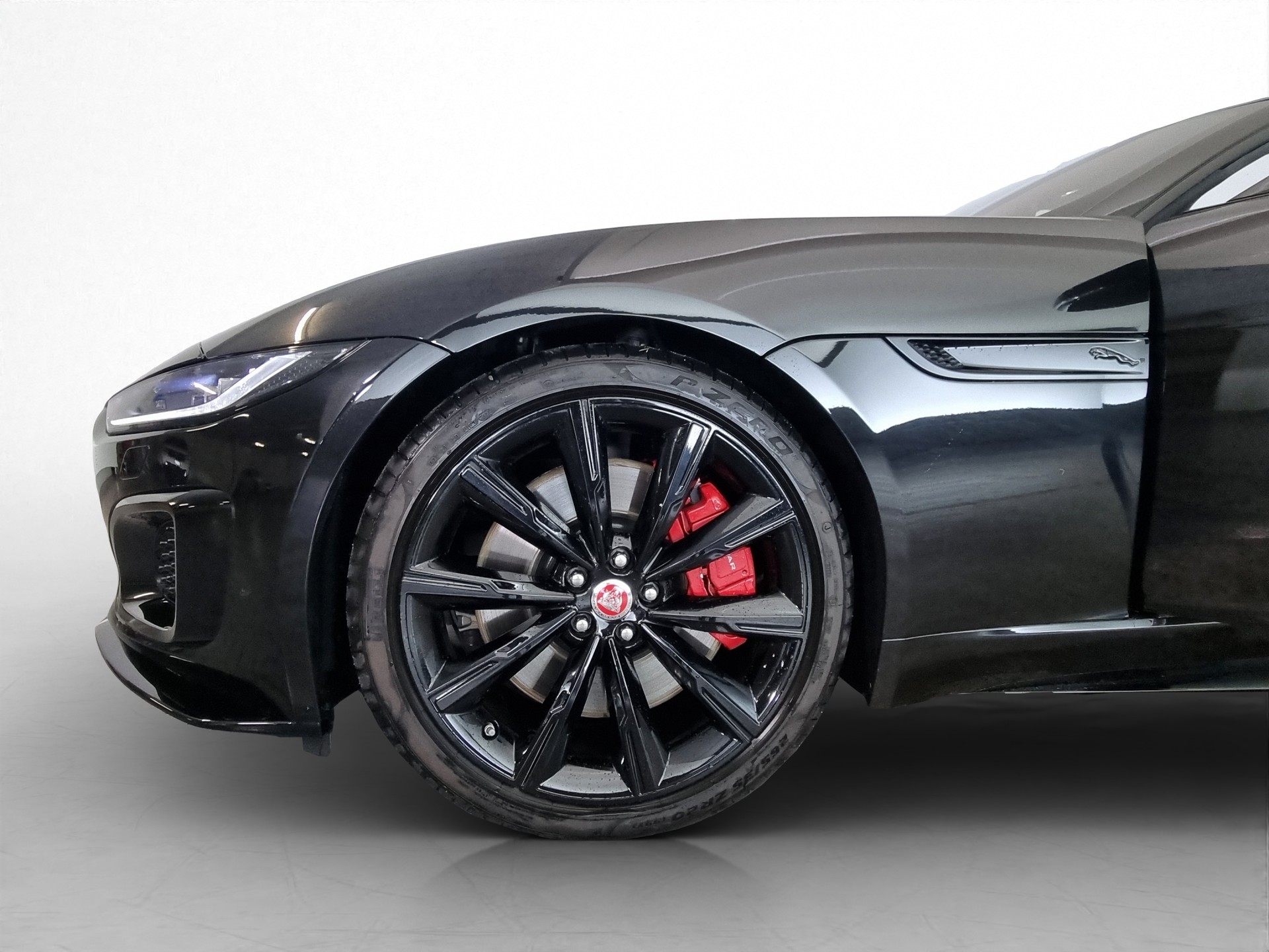 JAGUAR F-Type Convertible P575 5.0 V8 R AWD-image-15