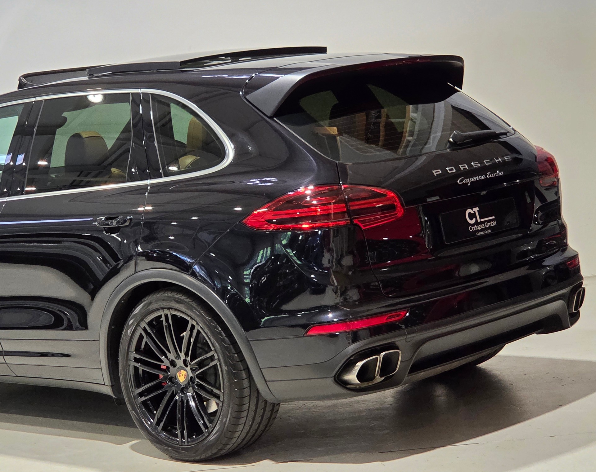 PORSCHE Cayenne Turbo-showroom-element-3