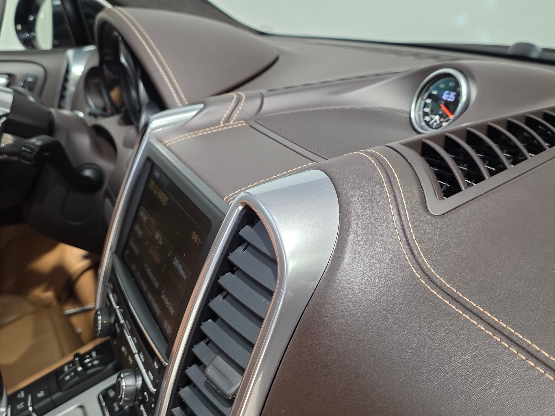 PORSCHE Cayenne Turbo-image-23