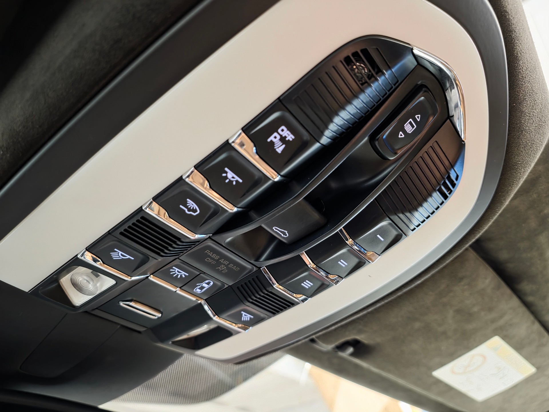 PORSCHE Cayenne Turbo-image-11